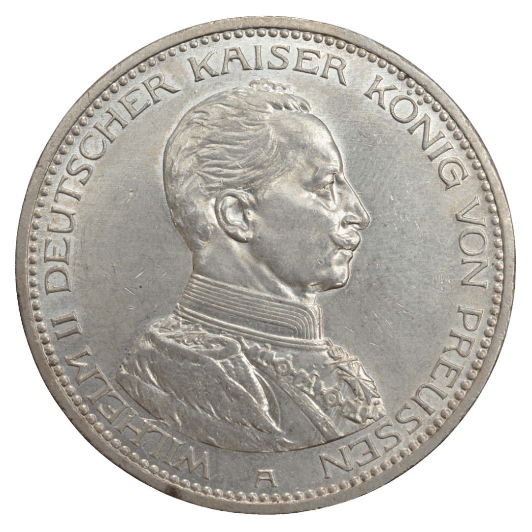 Номінал: 5 Mark (FÜNF MARK)
Рік: 1913
Монетний двір: A (Берлін)
Метал: Срібло 900 проби (Ag 900)
Вага: 27,777 г
Діаметр: 38 мм

Опис сторін (за зображенням):

Аверс (лицьова сторона): Портрет кайзера Вільгельма II (Wilhelm II) у військовій формі в профіль праворуч. Напис по колу: WILHELM II DEUTSCHER KAISER KÖNIG VON PREUSSEN. Під портретом — позначка монетного двору A.
Реверс (зворотна сторона): Імперський орёл (Reichsadler) з короною, щитом і орденською цепью. Напис: DEUTSCHES REICH 1913 зверху, FÜNF MARK внизу між двома зірками.

Тираж і рідкісність
Тираж 1913A — 1 961 712 примірників. Це досить поширена монета для 5-маркових випусків Пруссії, але в хорошій та високій збереженості вона популярна серед колекціонерів Німецької імперії.