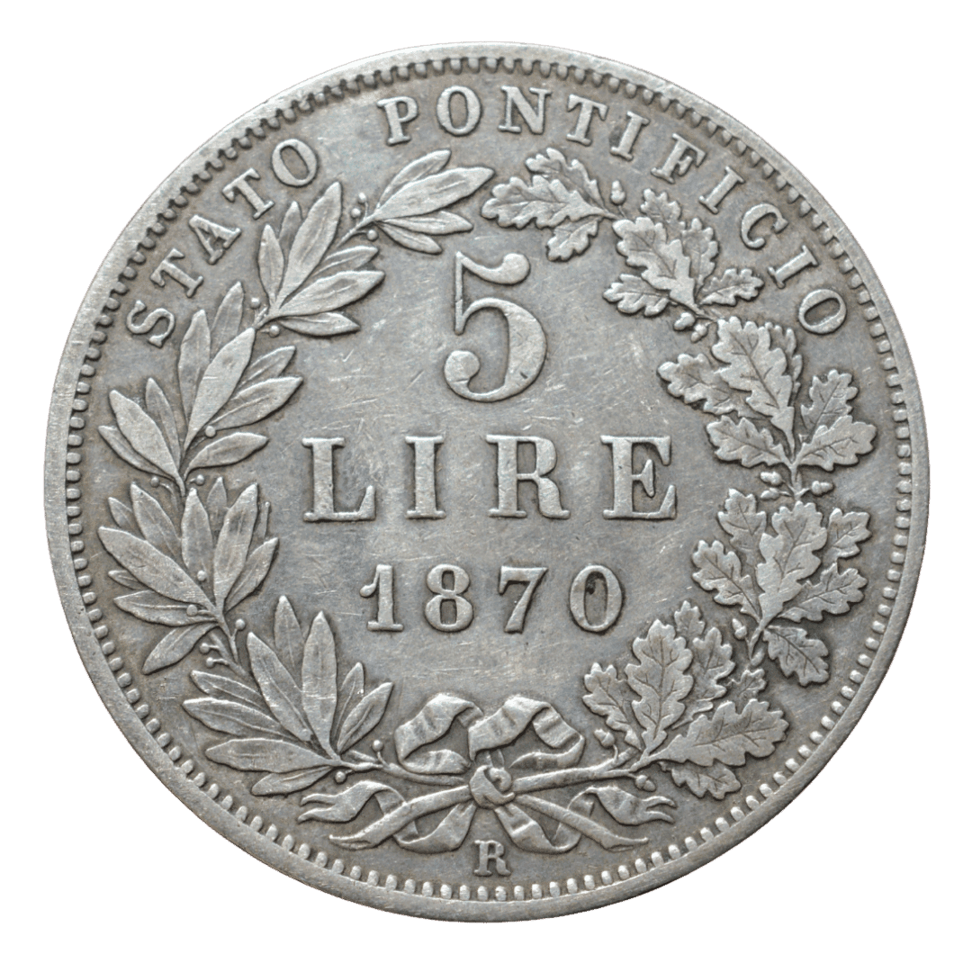 Це монета 5 лір (5 Lire) 1870 року з Папської області (Stato Pontificio / Папська держава), відкарбована за часів папи Пія IX.
Основні характеристики:

Номінал: 5 Lire (еквівалент Scudo Romano у новій ліровій системі).
Рік: 1870 (на аверсі — Anno XXIV або XXV, залежно від варіанту; на реверсі — 1870).
Матеріал: Срібло 900-ї проби (Ag 900), вага ≈ 25 г, діаметр ≈ 38 мм.
Мінт: Рим (позначка «R» внизу на реверсі).
Аверс (лицьова сторона): Профіль Пія IX ліворуч, напис PIVS IX PONT. MAX A. XXIV (або XXV) + підпис гравера C. VOIGT.
Реверс (зворотна сторона): STATO PONTIFICIO, номінал 5 LIRE 1870 всередині вінка з дубового листя та оливкових гілок.

Історичний контекст
Це одна з останніх монет незалежної Папської держави. У вересні 1870 року італійські війська увійшли до Риму, завершивши об’єднання Італії (Рісорджименто), і Папська область припинила своє існування як суверенна держава. Монети 1870 року — це перехідний випуск перед повною інтеграцією в італійську грошову систему.
Колекційна цінність

Тираж 1870 року відносно невеликий (близько 98–99 тис. штук для деяких варіантів).
Залежно від стану збереження ціна зазвичай коливається від 150–300+ € (у хорошому circulated стані — EF/AU). Відмінні екземпляри (особливо з градацією NGC/PCGS) коштують значно дорожче.
Це популярна монета серед колекціонерів ватиканської/папської нумізматики. — фото 2