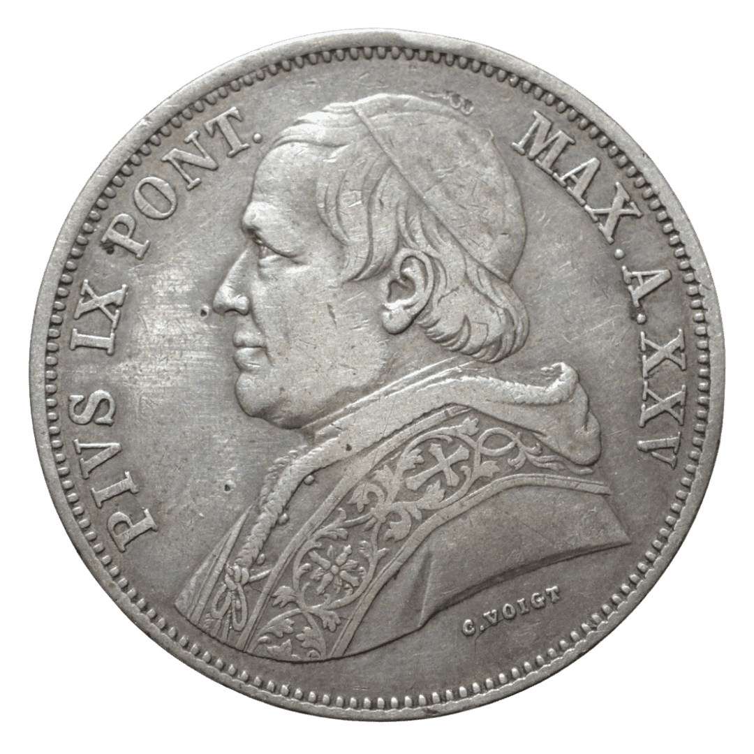 Це монета 5 лір (5 Lire) 1870 року з Папської області (Stato Pontificio / Папська держава), відкарбована за часів папи Пія IX.
Основні характеристики:

Номінал: 5 Lire (еквівалент Scudo Romano у новій ліровій системі).
Рік: 1870 (на аверсі — Anno XXIV або XXV, залежно від варіанту; на реверсі — 1870).
Матеріал: Срібло 900-ї проби (Ag 900), вага ≈ 25 г, діаметр ≈ 38 мм.
Мінт: Рим (позначка «R» внизу на реверсі).
Аверс (лицьова сторона): Профіль Пія IX ліворуч, напис PIVS IX PONT. MAX A. XXIV (або XXV) + підпис гравера C. VOIGT.
Реверс (зворотна сторона): STATO PONTIFICIO, номінал 5 LIRE 1870 всередині вінка з дубового листя та оливкових гілок.

Історичний контекст
Це одна з останніх монет незалежної Папської держави. У вересні 1870 року італійські війська увійшли до Риму, завершивши об’єднання Італії (Рісорджименто), і Папська область припинила своє існування як суверенна держава. Монети 1870 року — це перехідний випуск перед повною інтеграцією в італійську грошову систему.
Колекційна цінність

Тираж 1870 року відносно невеликий (близько 98–99 тис. штук для деяких варіантів).
Залежно від стану збереження ціна зазвичай коливається від 150–300+ € (у хорошому circulated стані — EF/AU). Відмінні екземпляри (особливо з градацією NGC/PCGS) коштують значно дорожче.
Це популярна монета серед колекціонерів ватиканської/папської нумізматики.