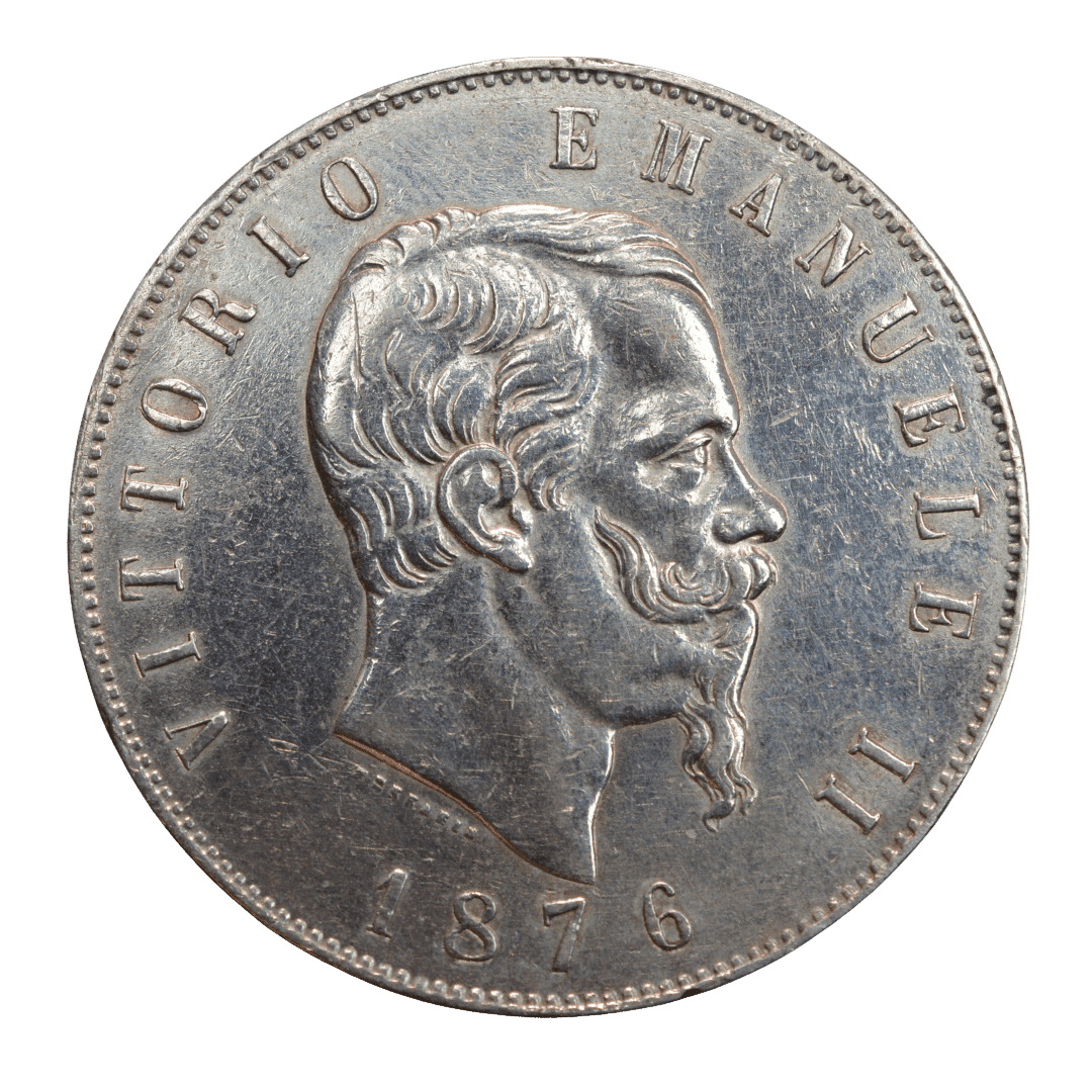 5 лир 1876 года Виктор Эммануил II.* МД- R = Рим
✅ Це італійська срібна монета 5 Лір 1876 року.
Основні характеристики:

Країна: Королівство Італія (Regno d’Italia)
Номінал: 5 Lire
Рік: 1876
Правитель: Віктор Емануїл II (Vittorio Emanuele II) — перший король об’єднаної Італії
Матеріал: Срібло 900-ї проби (90% Ag)
Вага: 25,00 г
Діаметр: 37 мм
Монетний двір: Рим (R) — найпоширеніший варіант цього року
Тираж: близько 6 390 000 шт.