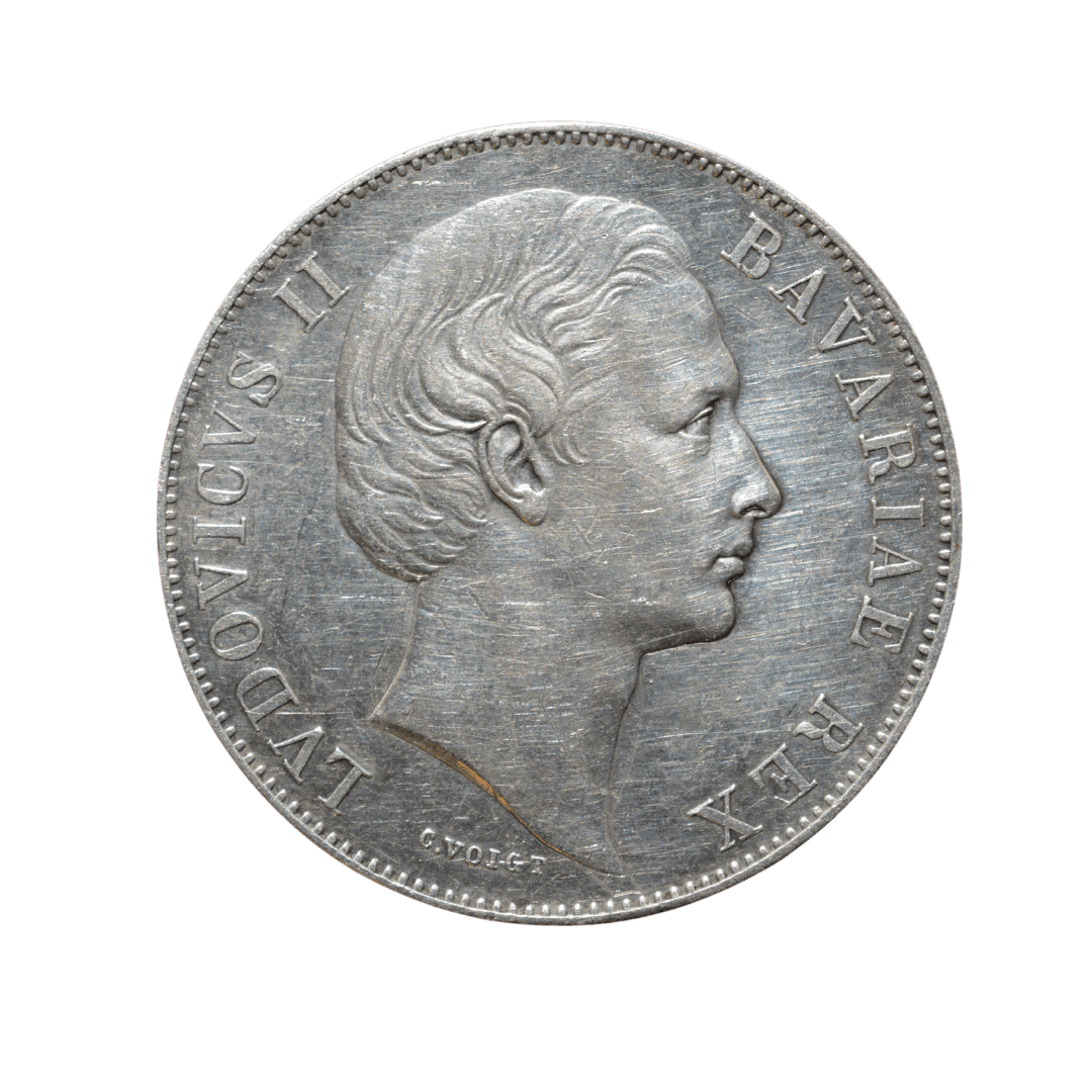 1. 1 Талер (Patrona Bavariae)
2. Королевство Бавария
3. Мюнхен
4. Серебро 0.900
5. 29,37 г (чистого серебра ≈ 26,43 г)
6. Тираж 202 000 шт.
7. Памятный / обрядовый талер короля Людвига II. На аверсе — портрет молодого короля в профиль. На реверсе — Богоматерь с Младенцем (Покровительница Баварии) с надписью «PATRONA BAVARIAE».
8. 1865 год
9. Средняя редкость (R2) по каталогу AKS
10 БЕЗ НАПИСАННОЙ ДАТЫ!!!!