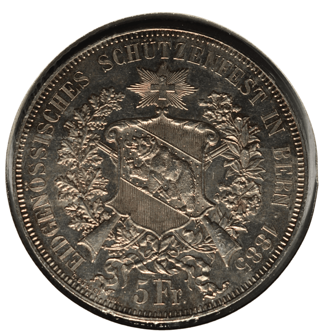 — Страна: Швейцария (Swiss Confederation)
— Номинал: 5 Franken / 5 Francs
— Год: 1885
— Правитель: — (нет, конфедерация)
— Материал: Серебро 835/1000 (0.835)
— Вес: 25.00 г
— Диаметр: 37 мм
— Монетный двор: B = Bern, стандартный для этого выпуска
— Тираж: 25 000 шт.
На что обратить внимание: Памятная монета к Федеральному стрелковому фестивалю в Берне (Eidgenössisches Schützenfest in Bern). Аверс — Гельвеция с мечом, щитом и львом ("DEM FREUND ZUM SCHUTZ DEM FEIND ZUM TRUTZ"). Реверс — герб с перекрещенными ружьями и надписью. Разновидности по качеству чеканки. Частые подделки — литые или с заниженным весом; обязательно взвесьте и проверьте рельеф. Цена сильно зависит от сохранности (VF/XF — 150–350 USD, AU/MS — 400–900+ USD). Подтверждено Numista, KM#S17 / Divo S17. — фото 2
