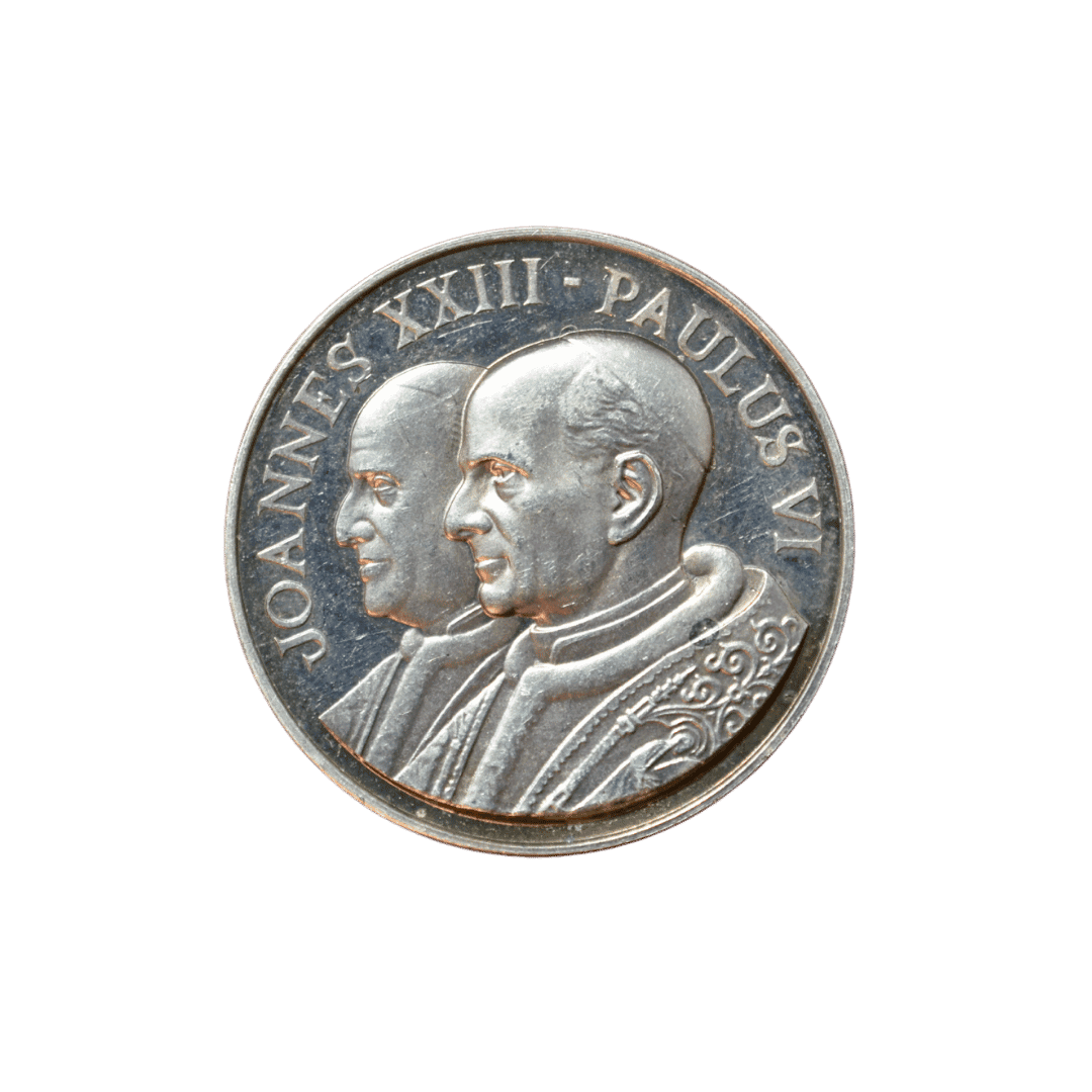 Медаль (не циркуляционная монета), 1963, Иоанн XXIII и Павел VI. МД — нет (Ватикан / частная чеканка) ✅
Тип: Памятная медаль Второго Ватиканского Собора (Concilium Oecumenicum Vaticanum Secundum), Ватикан, серебро/серебрение
Основные характеристики:
— Страна: Ватикан (Vatican City)
— Номинал: Памятная медаль (без номинала)
— Год: 1963
— Правитель: Иоанн XXIII (Ioannes XXIII, 1958–1963) и Павел VI (Paulus VI, 1963–1978)
— Материал: Серебро (часто .925 или серебрение; точная проба зависит от варианта)
— Вес: Не уверен (обычно 15–60+ г в зависимости от диаметра ~35–50 мм)
— Диаметр: Не уверен (~35–50 мм по фото)
— Монетный двор: Частная чеканка (часто Manfrini / Signorini и др.); без стандартного МД
— Тираж: Не уверен (довольно распространённый выпуск)
На что обратить внимание: Коммеморативная медаль к открытию/проведению Второго Ватиканского Собора (1962–1965). Реверс — сцена собора с надписью CONCILIUM OECUMENICUM VATICANUM SECUNDUM. Частые варианты: серебро, позолота, бронза. Проверьте вес, диаметр, пробу и подпись гравёра (E. Manfrini и др.). Подделки редки, но встречаются низкопробные копии; ориентируйтесь на рельеф и металл. Цена зависит от материала, размера и сохранности (обычно 30–150+ USD). Подтверждено по Numista и аукционным данным.