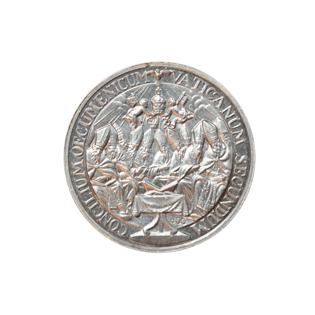Медаль (не циркуляционная монета), 1963, Иоанн XXIII и Павел VI. МД — нет (Ватикан / частная чеканка) ✅
Тип: Памятная медаль Второго Ватиканского Собора (Concilium Oecumenicum Vaticanum Secundum), Ватикан, серебро/серебрение
Основные характеристики:
— Страна: Ватикан (Vatican City)
— Номинал: Памятная медаль (без номинала)
— Год: 1963
— Правитель: Иоанн XXIII (Ioannes XXIII, 1958–1963) и Павел VI (Paulus VI, 1963–1978)
— Материал: Серебро (часто .925 или серебрение; точная проба зависит от варианта)
— Вес: Не уверен (обычно 15–60+ г в зависимости от диаметра ~35–50 мм)
— Диаметр: Не уверен (~35–50 мм по фото)
— Монетный двор: Частная чеканка (часто Manfrini / Signorini и др.); без стандартного МД
— Тираж: Не уверен (довольно распространённый выпуск)
На что обратить внимание: Коммеморативная медаль к открытию/проведению Второго Ватиканского Собора (1962–1965). Реверс — сцена собора с надписью CONCILIUM OECUMENICUM VATICANUM SECUNDUM. Частые варианты: серебро, позолота, бронза. Проверьте вес, диаметр, пробу и подпись гравёра (E. Manfrini и др.). Подделки редки, но встречаются низкопробные копии; ориентируйтесь на рельеф и металл. Цена зависит от материала, размера и сохранности (обычно 30–150+ USD). Подтверждено по Numista и аукционным данным. — фото 2