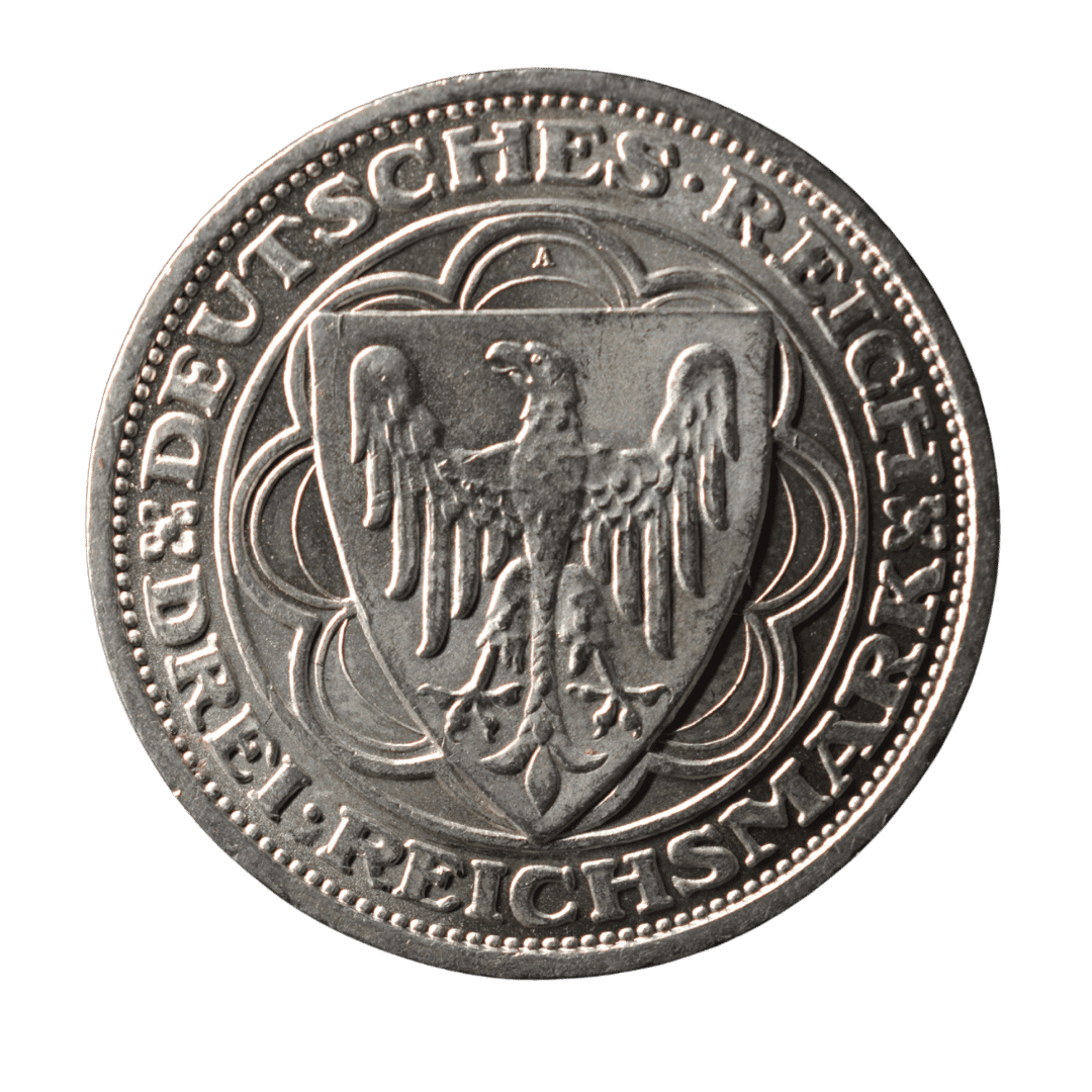 3 рейхсмарки 1931 A — 300-річчя відродження Магдебурга

Характеристики

* Номінал: 3 рейхсмарки
* Рік: 1931
* Держава: Веймарська республіка
* Державне утворення: Вільна держава Пруссія (Freistaat Preußen)
* Подія: 300-річчя відродження Магдебурга після руйнування під час Тридцятилітньої війни (1631–1931)
* Монетний двір: Берлін (A)
* Метал: срібло
* Проба: 500
* Вага: 15,00 г
* Діаметр: 30,0 мм
* Гурт: GEMEINNUTZ GEHT VOR EIGENNUTZ («Загальне благо понад особисту вигоду»)
* Тираж: 100 000 шт. — фото 2