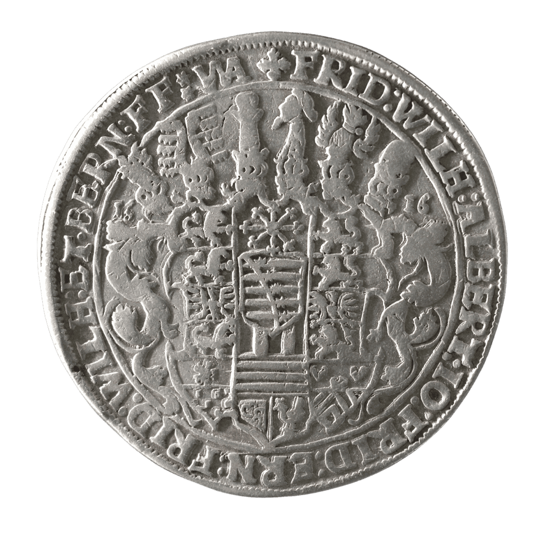 [1 Taler (или многократный), ~1610-е, Johann Ernst / Friedrich Wilhelm / Albert / Bernhard и др.] 
МД — ?
[Тип: Семейный талер (портретный), Herzogtum Sachsen-Weimar (Эрнестинская линия), серебро]
Основные характеристики:
— Страна: Священная Римская империя, герцогство Саксония-Веймар (Saxony-Weimar, Ernestine branch)
— Номинал: Taler (вероятно 1 или кратный)
— Год: Около 1608–1610-е (точная дата на фото не видна четко)
— Правитель: Группа герцогов: Johann Ernst, Friedrich Wilhelm, Albert, Bernhard и др. (сыновья/братья из линии Веймар)
— Материал: Серебро (проба ~.875 или стандартная для периода)
— Вес: Не уверен (стандарт ~28–29 г для талера)
— Диаметр: Не уверен (~40–45 мм)
— Монетный двор: Вероятно Weimar или Dresden (точный знак не подтверждён)
— Тираж: Не уверен (редкий коммеморативный/семейный выпуск)
На что обратить внимание:
Редкий семейный портретный талер Эрнестинской линии Саксонии (Веймар). Аверс: портреты нескольких братьев/герцогов вместе. Реверс: сложный герб с множеством полей и шлемов. Такие монеты выпускались для подчёркивания единства линии. Частые подделки в этой серии — проверяйте вес, детали гербов и стиль. Исторический контекст: период разделения саксонских земель.
Источники: — фото 2