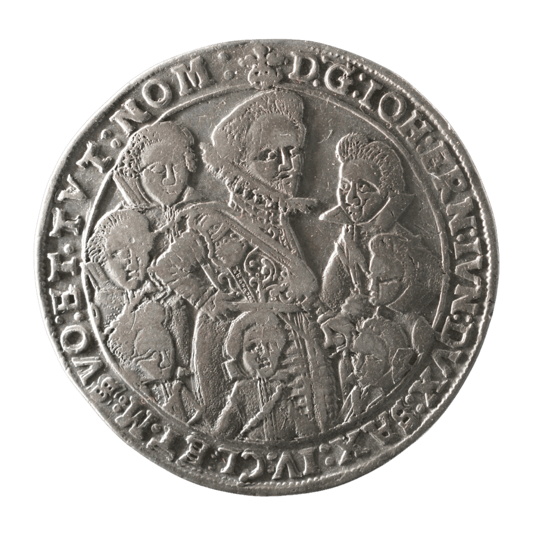 [1 Taler (или многократный), ~1610-е, Johann Ernst / Friedrich Wilhelm / Albert / Bernhard и др.] 
МД — ?
[Тип: Семейный талер (портретный), Herzogtum Sachsen-Weimar (Эрнестинская линия), серебро]
Основные характеристики:
— Страна: Священная Римская империя, герцогство Саксония-Веймар (Saxony-Weimar, Ernestine branch)
— Номинал: Taler (вероятно 1 или кратный)
— Год: Около 1608–1610-е (точная дата на фото не видна четко)
— Правитель: Группа герцогов: Johann Ernst, Friedrich Wilhelm, Albert, Bernhard и др. (сыновья/братья из линии Веймар)
— Материал: Серебро (проба ~.875 или стандартная для периода)
— Вес: Не уверен (стандарт ~28–29 г для талера)
— Диаметр: Не уверен (~40–45 мм)
— Монетный двор: Вероятно Weimar или Dresden (точный знак не подтверждён)
— Тираж: Не уверен (редкий коммеморативный/семейный выпуск)
На что обратить внимание:
Редкий семейный портретный талер Эрнестинской линии Саксонии (Веймар). Аверс: портреты нескольких братьев/герцогов вместе. Реверс: сложный герб с множеством полей и шлемов. Такие монеты выпускались для подчёркивания единства линии. Частые подделки в этой серии — проверяйте вес, детали гербов и стиль. Исторический контекст: период разделения саксонских земель.
Источники: