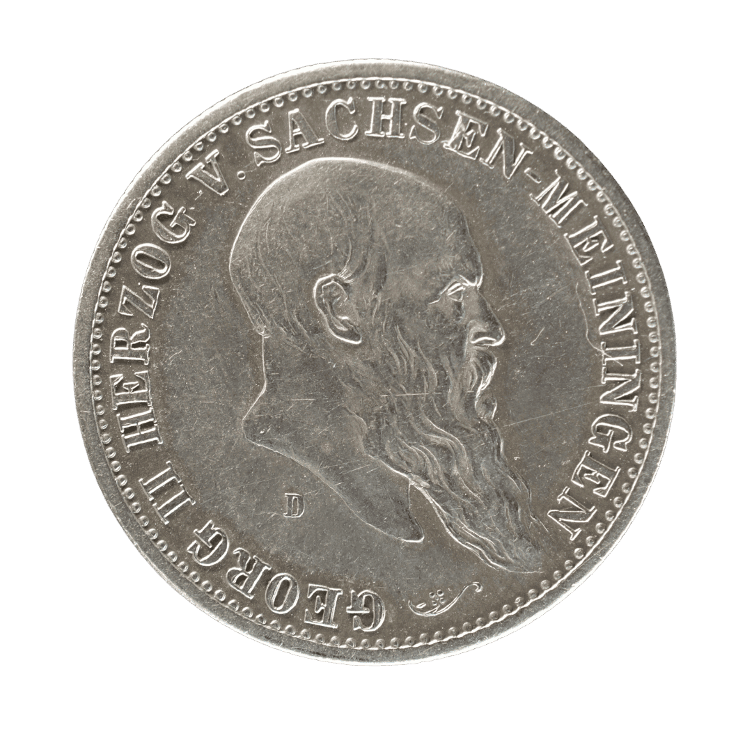 2 марки, Саксен-Майнінген, 1901

Характеристики:

* Країна: Німецька імперія, герцогство Саксен-Майнінген
* Правитель: Георг II (Georg II)
* Номінал: 2 марки
* Рік: 1901
* Монетний двір: Мюнхен (D)
* Метал: срібло (900)
* Маса: 11,11 г
* Діаметр: 28 мм
* Гурт: рубчастий
* Тираж: 20 000 шт.🔥

Опис:
Срібна пам’ятна монета номіналом 2 марки, викарбувана 1901 року з нагоди 75-річчя герцога Георга II, яке відзначалося 2 квітня 1901 року.

На аверсі зображено погрудний портрет герцога Георга II праворуч. Навколо напис: GEORG II HERZOG V. SACHSEN-MEININGEN («Георг II, герцог Саксен-Майнінгенський»).

На реверсі зображено імперського двоголового орла Німецької імперії. По колу напис: DEUTSCHES REICH 1901 · ZWEI MARK («Німецька імперія. 1901. Дві марки»).

Монета належить до пам’ятних випусків німецьких держав періоду Німецької імперії. Вона присвячена 75-річному ювілею герцога Георга II та була викарбувана обмеженим тиражем у 20 000 екземплярів.

⸻