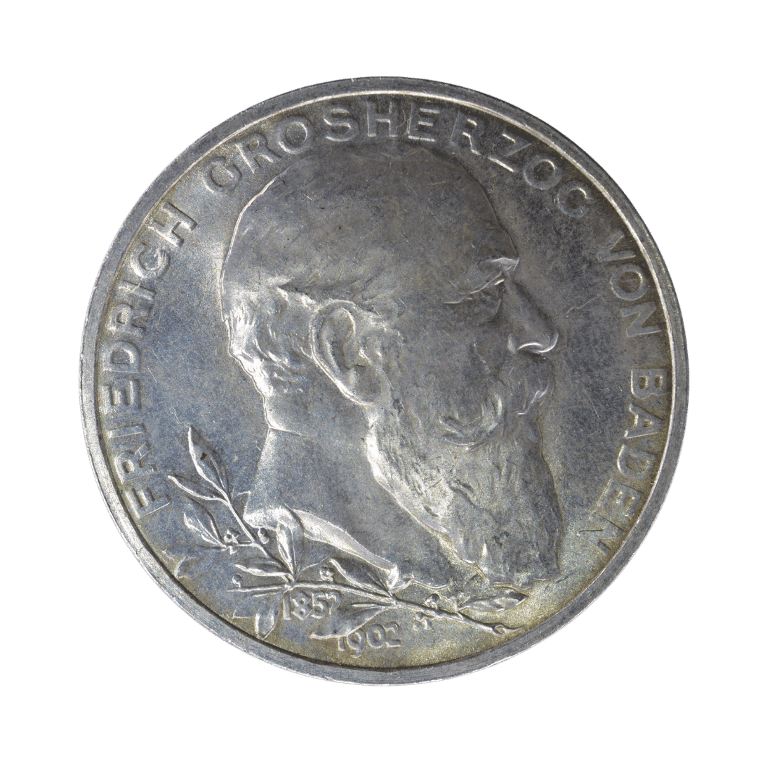5 марок, Баден, 1902 (юбилейная)

Характеристики:

* Країна: Німецька імперія
* Державне утворення: Велике герцогство Баден
* Номінал: 5 марок
* Рік: 1902
* Правитель: Фрідріх I
* Монетний двір: Карлсруе (G)
* Метал: срібло 900
* Маса: 27,78 г
* Діаметр: 38 мм
* Гурт: напис GOTT MIT UNS
* Тираж: 50 024 шт.  

Опис:
Срібна пам’ятна монета Великого герцогства Баден, викарбувана до 50-річчя правління великого герцога Фрідріха I. На аверсі зображено портрет правителя праворуч із написом FRIEDRICH GROSSHERZOG VON BADEN («Фрідріх, великий герцог Бадену»). Під портретом розміщені дати 1852–1902, що позначають 50 років правління. На реверсі — імперський орел Німецької імперії під короною, напис DEUTSCHES REICH («Німецька імперія»), дата 1902 та номінал FÜNF MARK («П’ять марок»).