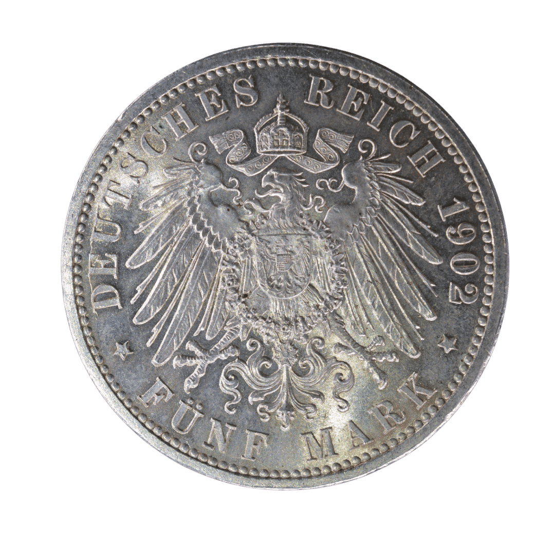 5 марок, Баден, 1902 (юбилейная)

Характеристики:

* Країна: Німецька імперія
* Державне утворення: Велике герцогство Баден
* Номінал: 5 марок
* Рік: 1902
* Правитель: Фрідріх I
* Монетний двір: Карлсруе (G)
* Метал: срібло 900
* Маса: 27,78 г
* Діаметр: 38 мм
* Гурт: напис GOTT MIT UNS
* Тираж: 50 024 шт.  

Опис:
Срібна пам’ятна монета Великого герцогства Баден, викарбувана до 50-річчя правління великого герцога Фрідріха I. На аверсі зображено портрет правителя праворуч із написом FRIEDRICH GROSSHERZOG VON BADEN («Фрідріх, великий герцог Бадену»). Під портретом розміщені дати 1852–1902, що позначають 50 років правління. На реверсі — імперський орел Німецької імперії під короною, напис DEUTSCHES REICH («Німецька імперія»), дата 1902 та номінал FÜNF MARK («П’ять марок»). — фото 2
