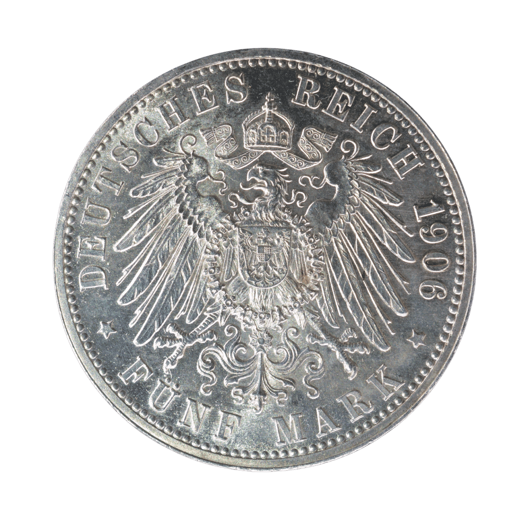 5 марок, Баден, 1906

Характеристики:

* Країна: Німецька імперія
* Державне утворення: Велике герцогство Баден
* Номінал: 5 марок
* Рік: 1906
* Правителі: Фрідріх I та Луїза Прусська
* Монетний двір: Штутгарт (F)
* Метал: срібло 900
* Маса: 27,78 г
* Діаметр: 38 мм
* Гурт: напис GOTT MIT UNS
* Тираж: 60 000 шт.

Опис:
Пам’ятна срібна монета, викарбувана до 50-річчя шлюбу великого герцога Фрідріха I Баденського та великої герцогині Луїзи Прусської (1856–1906). На аверсі зображені їхні погруддя праворуч. На реверсі — імперський орел Німецької імперії під короною, дата 1906 та номінал FÜNF MARK. — фото 2
