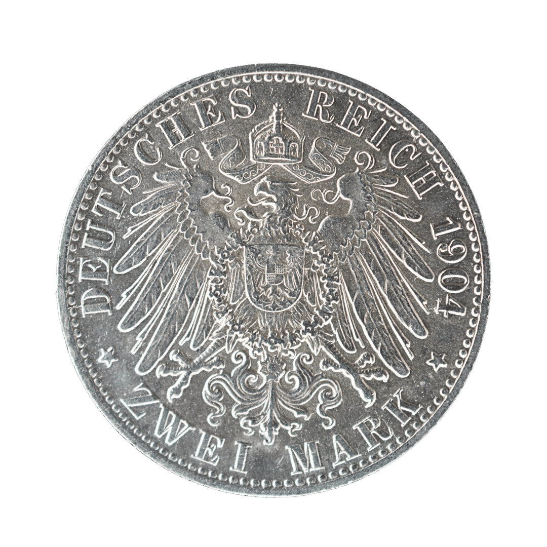 2 марки 1904 J — Freie Hansestadt Bremen (Вільне ганзейське місто Бремен)

Опис:
Срібна монета Freie Hansestadt Bremen (Вільне ганзейське місто Бремен) у складі Німецької імперії. На аверсі — коронований герб Бремена з двома левами-щитотримачами, на реверсі — імперський орел.

Характеристики:
Номінал: 2 марки
Рік: 1904
Держава: Freie Hansestadt Bremen (Вільне ганзейське місто Бремен)
Монетний двір: Гамбург
Позначення монетного двору: J
Метал: срібло (900 проба)
Вага: 11,11 г
Діаметр: 28 мм
Тираж: 100 000 шт.  

Нумізматична примітка: Нечаста монета з відносно невеликим тиражем. Випуски Бремена імперського періоду становлять підвищений нумізматичний інтерес серед колекціонерів німецьких земель. — фото 2