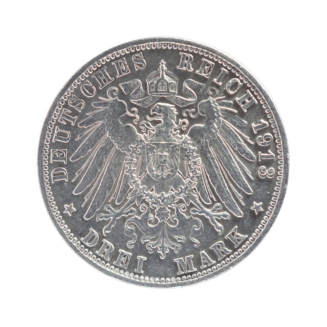 3 марки 1913 D — Georg II., Herzog von Sachsen-Meiningen (Георг II, герцог Саксен-Майнінгенський)

Опис:
Монета Herzogtum Sachsen-Meiningen (Герцогство Саксен-Майнінген) періоду правління герцога Георга II. На аверсі — портрет правителя, на реверсі — імперський орел Німецької імперії.

Характеристики:
Номінал: 3 марки
Рік: 1913
Держава: Deutsches Reich (Німецька імперія)
Територія: Herzogtum Sachsen-Meiningen (Герцогство Саксен-Майнінген)
Правитель: Georg II. (Георг II)
Монетний двір: Мюнхен
Позначення монетного двору: D
Метал: срібло (900 проба)
Вага: 16,667 г
Діаметр: 33 мм
Тираж: 30 000 шт.🔥
Гурт: «GOTT MIT UNS» («З нами Бог»)

Нумізматична примітка: Нечаста монета невеликого німецького герцогства з низьким тиражем — лише 30 000 екземплярів. Випуск 1913 року має помітний нумізматичний інтерес і зустрічається значно рідше за масові імперські 3-марочні монети. — фото 2