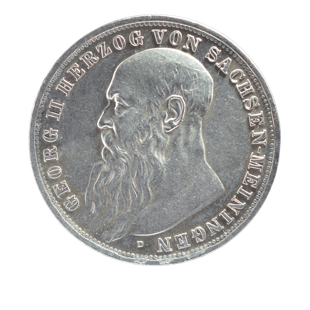 3 марки 1913 D — Georg II., Herzog von Sachsen-Meiningen (Георг II, герцог Саксен-Майнінгенський)

Опис:
Монета Herzogtum Sachsen-Meiningen (Герцогство Саксен-Майнінген) періоду правління герцога Георга II. На аверсі — портрет правителя, на реверсі — імперський орел Німецької імперії.

Характеристики:
Номінал: 3 марки
Рік: 1913
Держава: Deutsches Reich (Німецька імперія)
Територія: Herzogtum Sachsen-Meiningen (Герцогство Саксен-Майнінген)
Правитель: Georg II. (Георг II)
Монетний двір: Мюнхен
Позначення монетного двору: D
Метал: срібло (900 проба)
Вага: 16,667 г
Діаметр: 33 мм
Тираж: 30 000 шт.🔥
Гурт: «GOTT MIT UNS» («З нами Бог»)

Нумізматична примітка: Нечаста монета невеликого німецького герцогства з низьким тиражем — лише 30 000 екземплярів. Випуск 1913 року має помітний нумізматичний інтерес і зустрічається значно рідше за масові імперські 3-марочні монети.