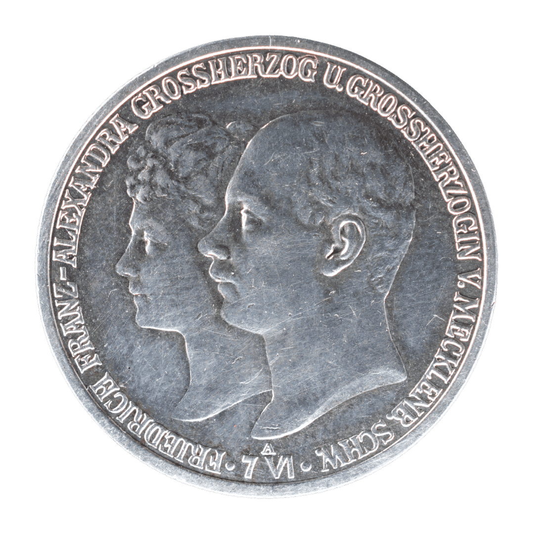 2 марки 1904 — Весілля Фрідріха Франца IV та Александріни

Опис:
Пам’ятна срібна монета Великого герцогства Мекленбург-Шверін, випущена на честь одруження великого герцога Фрідріха Франца IV та принцеси Александріни.

Характеристики:
• Країна: Німецька імперія
• Князівство: Велике герцогство Мекленбург-Шверін
• Номінал: 2 марки
• Рік: 1904
• Монетний двір: Берлін (A)
• Метал: срібло (900 проба)
• Вага: 11,11 г
• Діаметр: 28 мм
• Тираж: 100 000 шт.

Пам’ятний випуск:
Монета присвячена весіллю Фрідріха Франца IV та Александріни. Випуск має нумізматичний інтерес серед колекціонерів монет німецьких держав та Німецької імперії.