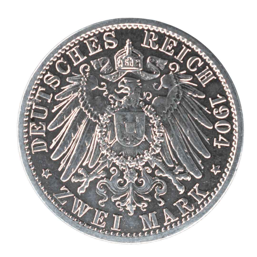 2 марки 1904 — Весілля Фрідріха Франца IV та Александріни

Опис:
Пам’ятна срібна монета Великого герцогства Мекленбург-Шверін, випущена на честь одруження великого герцога Фрідріха Франца IV та принцеси Александріни.

Характеристики:
• Країна: Німецька імперія
• Князівство: Велике герцогство Мекленбург-Шверін
• Номінал: 2 марки
• Рік: 1904
• Монетний двір: Берлін (A)
• Метал: срібло (900 проба)
• Вага: 11,11 г
• Діаметр: 28 мм
• Тираж: 100 000 шт.

Пам’ятний випуск:
Монета присвячена весіллю Фрідріха Франца IV та Александріни. Випуск має нумізматичний інтерес серед колекціонерів монет німецьких держав та Німецької імперії. — фото 2