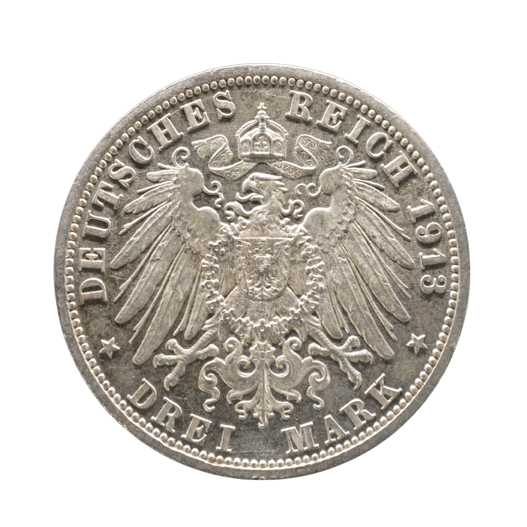 Назва:
Ліппе 3 марки 1913 A — Леопольд IV

Опис:
Срібна монета князівства Ліппе періоду правління Леопольда IV.

Характеристики:
• Країна: Німецька імперія
• Князівство: Ліппе
• Номінал: 3 марки
• Рік: 1913
• Правитель: Леопольд IV
• Монетний двір: Берлін
• Позначення монетного двору: A
• Метал: срібло (0,900)
• Вага: 16,67 г
• Діаметр: 33 мм
• Тираж: 15 000 шт.

Примітка:
Малотиражний випуск — викарбувано лише 15 000 монет. Окремо відомий Proof-випуск приблизно у 100 екземплярах. Для цієї монети варто звертати увагу на знак монетного двору A під портретом Леопольда — фото 2