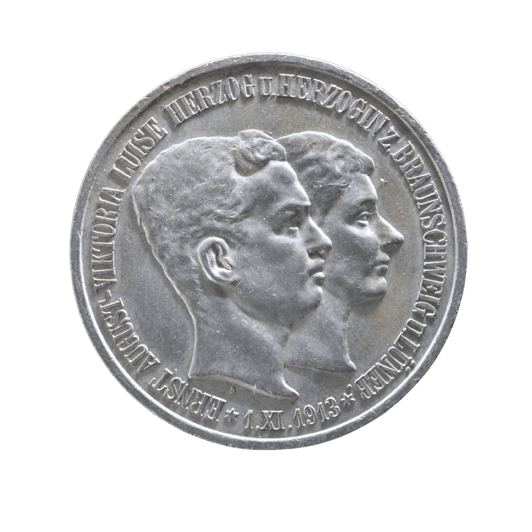Назва: Брауншвейг — 5 марок 1915 року, Ернст Август і Вікторія Луїза

Короткий опис: Пам’ятна срібна монета Герцогства Брауншвейг у складі Німецької імперії. На аверсі зображені подвійні портрети герцога Ернста Августа та його дружини Вікторії Луїзи; у легенді додатково зазначено U. LÜNEB., дата 1. XI. 1913 розташована між зірками. На реверсі — коронований імперський орел, написи DEUTSCHES REICH 1915 та FÜNF MARK.

Характеристики:
• Країна: Німецька імперія, Герцогство Брауншвейг
• Номінал: 5 марок
• Рік: 1915
• Монетний двір: A — Берлін
• Метал: срібло
• Проба: 900
• Вага: 27,78 г
• Діаметр: 38 мм
• Тираж: 8 600 шт.
• Каталожний номер: Jäger № 58

Примітка: Монета рідкісна та має високу нумізматичну цінність. Тираж лише 8 600 екземплярів, що робить цей різновид значно цікавішим для колекціонерів. За наданою сторінкою каталогу також відомі монети у виконанні PP (Proof) з матованими елементами.