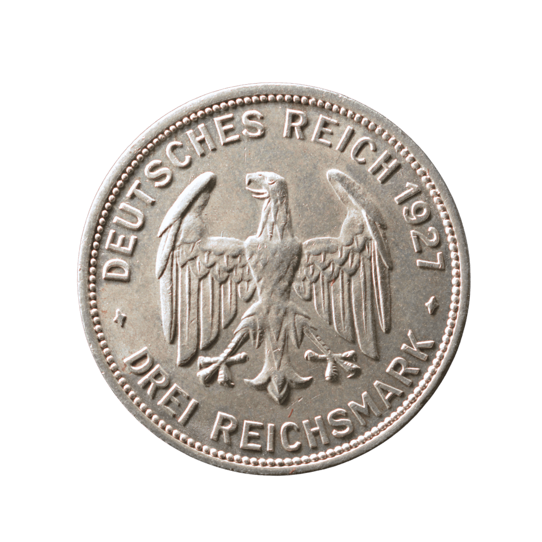 3 рейхсмарки 1927 F — 450-річчя Тюбінгенського університету

Пам’ятна срібна монета Веймарської республіки, випущена у 1927 році на честь 450-річчя заснування Тюбінгенського університету. На аверсі зображений Еберхард Бородатий (Eberhard im Bart — «Еберхард Бородатий»), засновник університету.

Характеристики:

* Номінал: 3 рейхсмарки
* Рік: 1927
* Держава: Німеччина, Веймарська республіка
* Тип: пам’ятна монета
* Присвята: 450-річчя Тюбінгенського університету
* Монетний двір: Штутгарт (F)
* Метал: срібло (500 проба)
* Вага: 15 г
* Діаметр: 30 мм
* Каталожний номер: Jäger 328
* Тираж: 50 000 екземплярів
* Гурт: напис

Примітка: Пам’ятний випуск із портретом графа Еберхарда Бородатого. Відносно невеликий тираж у 50 000 екземплярів робить монету нечастою та нумізматично цікавою; вона має помітний колекційний попит серед збирачів пам’ятних монет Веймарської республіки. — фото 2