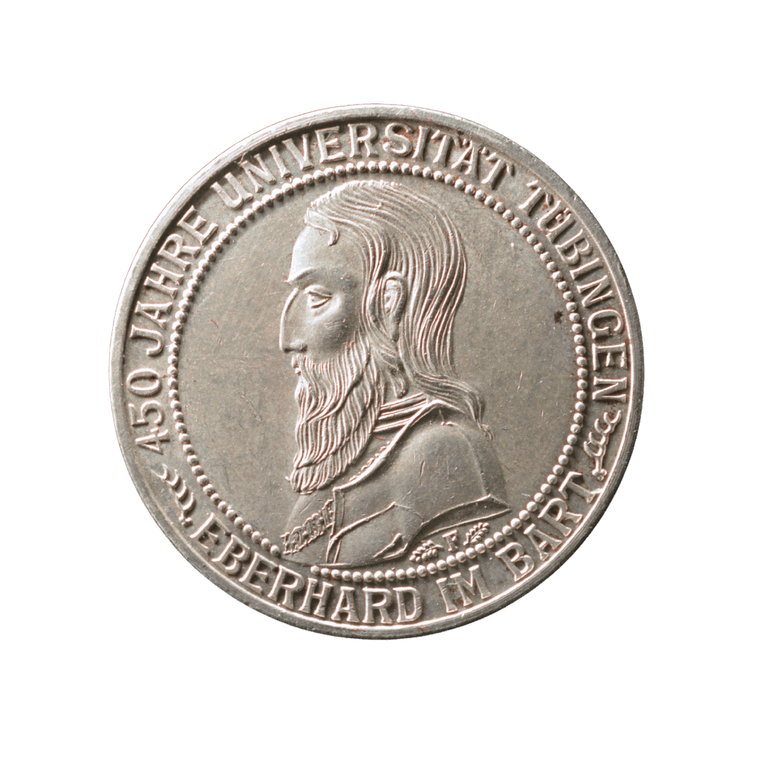 3 рейхсмарки 1927 F — 450-річчя Тюбінгенського університету

Пам’ятна срібна монета Веймарської республіки, випущена у 1927 році на честь 450-річчя заснування Тюбінгенського університету. На аверсі зображений Еберхард Бородатий (Eberhard im Bart — «Еберхард Бородатий»), засновник університету.

Характеристики:

* Номінал: 3 рейхсмарки
* Рік: 1927
* Держава: Німеччина, Веймарська республіка
* Тип: пам’ятна монета
* Присвята: 450-річчя Тюбінгенського університету
* Монетний двір: Штутгарт (F)
* Метал: срібло (500 проба)
* Вага: 15 г
* Діаметр: 30 мм
* Каталожний номер: Jäger 328
* Тираж: 50 000 екземплярів
* Гурт: напис

Примітка: Пам’ятний випуск із портретом графа Еберхарда Бородатого. Відносно невеликий тираж у 50 000 екземплярів робить монету нечастою та нумізматично цікавою; вона має помітний колекційний попит серед збирачів пам’ятних монет Веймарської республіки.