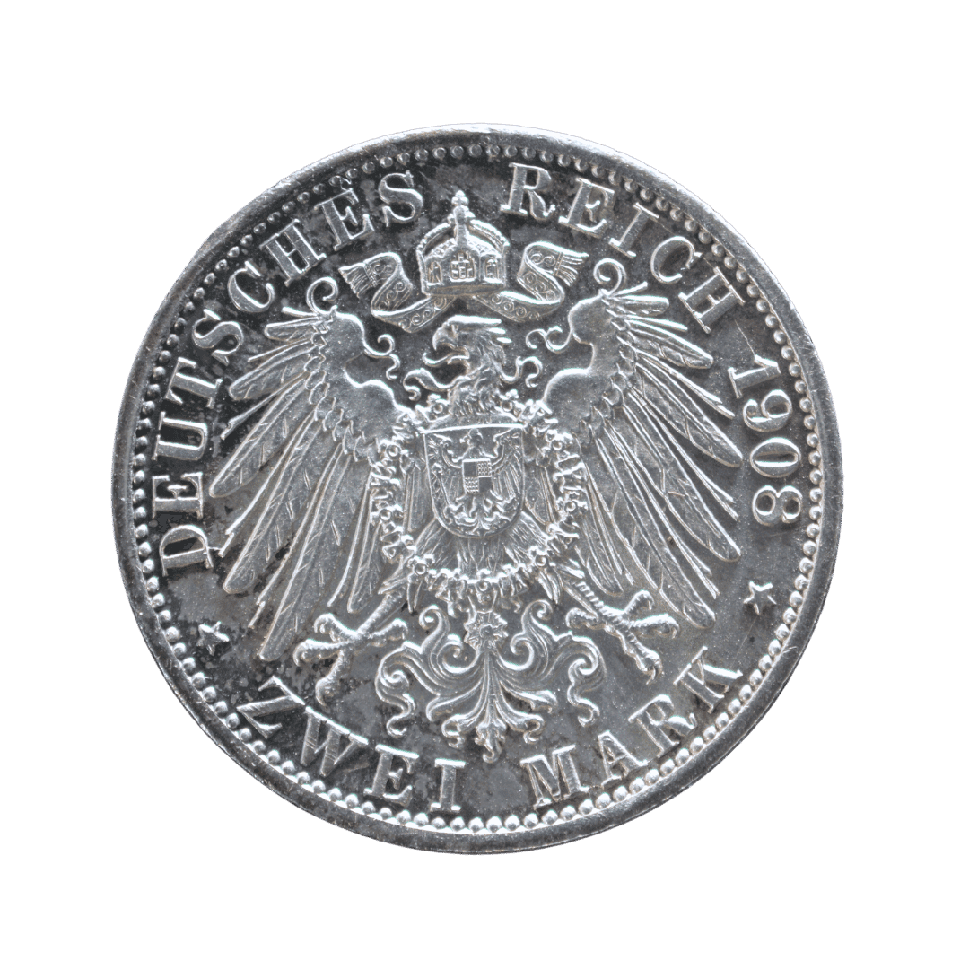 2 марки 1908 — Саксен-Веймар-Ейзенах, 350-річчя Єнського університету

Опис:
Срібна пам’ятна монета Великого герцогства Саксен-Веймар-Ейзенах, викарбувана у 1908 році на честь 350-річчя заснування Єнського університету (1558–1908). На аверсі зображено курфюрста Саксонії Йоганна Фрідріха Великодушного — засновника університету. На реверсі — імперський орел Німецької імперії.

Характеристики:

* Номінал: 2 марки
* Рік: 1908
* Держава: Німецька імперія
* Тип: пам’ятна монета
* Присвята: 350-річчя Єнського університету
* Монетний двір: A — Берлін
* Метал: срібло 900 проби
* Вага: 11,11 г
* Діаметр: 28 мм
* Каталожний номер: Jaeger 160
* Тираж: 50 000 шт.
* Гурт: GOTT MIT UNS

Примітка:
Монета карбувалася лише у 1908 році та лише на Берлінському монетному дворі (A). Також існує обмежений випуск у дзеркальному виконанні (Proof).

Рідкість:
Монета рідкісна. Завдяки невеликому тиражу 50 000 екземплярів, одноразовому пам’ятному випуску та високому попиту серед колекціонерів монет німецьких держав належить до бажаних пам’ятних випусків Німецької імперії. — фото 2