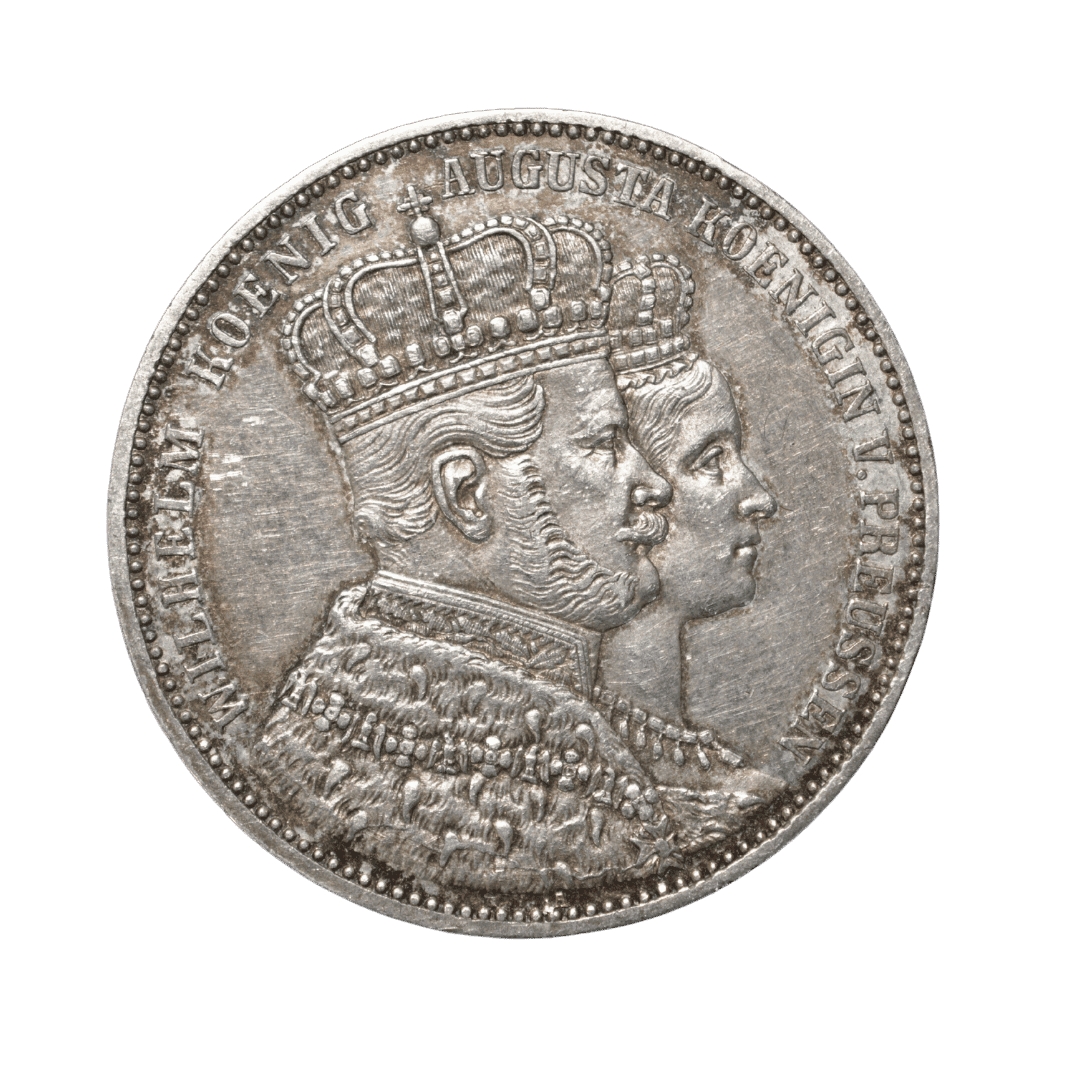 1 талер «Коронація Вільгельма I та Августи», 1861 A, Королівство Пруссія

Опис:

На аверсі зображені погрудні портрети короля Вільгельма I та королеви Августи, увінчаних коронами, обернені праворуч. Навколо напис WILHELM KOENIG AUGUSTA KOENIGIN V. PREUSSEN (Вільгельм — король, Августа — королева Пруссії). Монета присвячена їхній коронації в Кенігсберзі 18 жовтня 1861 року.  

На реверсі зображено прусського орла в центрі, оточеного коронованими монограмами WRAR (Wilhelm Rex, Augusta Regina). По колу розміщено напис SUUM CUIQUE (Кожному своє) та KROENUNGS THALER 1861 (Коронаційний талер 1861). Унизу видно позначку монетного двору A (Берлін).  

Характеристики

* Номінал: 1 талер (Vereinsthaler)
* Рік: 1861
* Країна: Німецькі держави
* Держава: Королівство Пруссія
* Правитель: Вільгельм I
* Тип: Пам’ятний коронаційний талер
* Присвята: Коронація Вільгельма I та Августи
* Монетний двір: Берлін (A)
* Метал: Срібло
* Проба: 900
* Вага: 18,52 г
* Діаметр: 33 мм
* Каталожні номери: Jaeger 87; KM 488
* Тираж: 1 000 000 шт.
* Гурт: GOTT MIT UNS (Бог з нами).  

Примітка

Монету випущено на честь коронації короля Вільгельма I та королеви Августи, що відбулася в Кенігсберзі 18 жовтня 1861 року. Це одна з найвідоміших пам’ятних монет Пруссії XIX століття та перший коронаційний талер правління Вільгельма I.  

Рідкість

Поширена.

Незважаючи на пам’ятний характер випуску, монету було викарбувано значним тиражем — 1 000 000 екземплярів, тому вона регулярно зустрічається на нумізматичному ринку й користується стабільним попитом завдяки історичній події, якій присвячена.