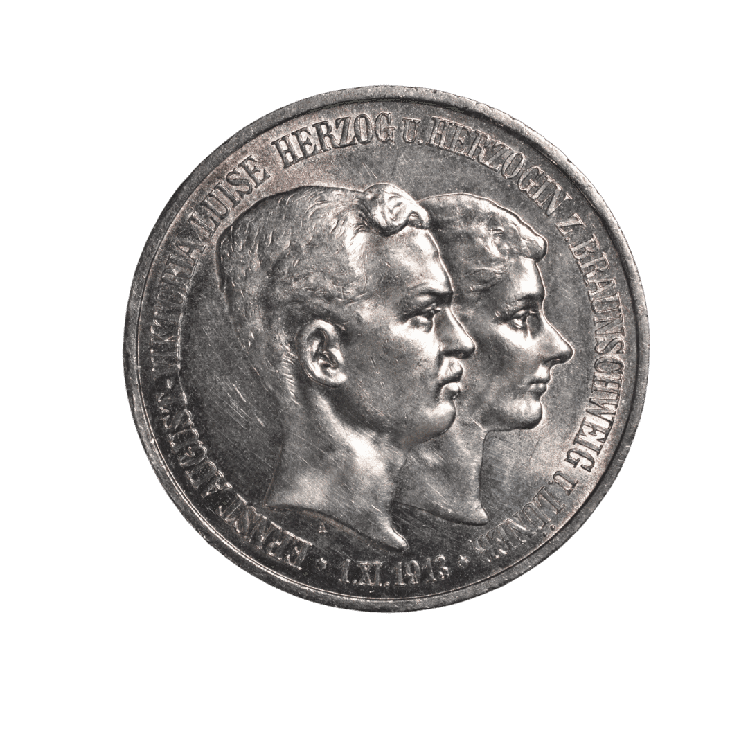 3 марки 1915 A, Герцогство Брауншвейг — на честь шлюбу та вступу на престол Ернста Августа

Опис:

На аверсі зображено погрудні портрети Ернста Августа та Вікторії Луїзи, обернені праворуч. Навколо легенда ERNST AUGUST – VIKTORIA LUISE HERZOG U. HERZOGIN Z. BRAUNSCHWEIG U. LÜNEB. (Ернст Август і Вікторія Луїза, герцог і герцогиня Брауншвейгу та Люнебурга). Унизу вказано дату 1. XI. 1913 (1 листопада 1913 року) — день вступу Ернста Августа на престол після його шлюбу з принцесою Вікторією Луїзою.

На реверсі зображено імперського орла під короною. Навколо напис DEUTSCHES REICH (Німецька імперія) та DREI MARK (Три марки), дата 1915. Під портретами — літера A, що позначає Берлінський монетний двір.  

Характеристики

* Номінал: 3 марки
* Рік: 1915
* Країна: Німецька імперія
* Держава: Герцогство Брауншвейг
* Правитель: Ернст Август
* Тип: Пам’ятна монета
* Присвята: Шлюб Ернста Августа з Вікторією Луїзою та вступ на престол
* Монетний двір: Берлін (A)
* Метал: Срібло (900)
* Вага: 16,667 г
* Діаметр: 33 мм
* Каталожні номери: Jaeger 55; AKS 101; KM 1161
* Тираж: 31 634 шт.
* Гурт: GOTT MIT UNS (Бог з нами).  

Примітка

Монету викарбувано на честь двох визначних подій: шлюбу Ернста Августа Ганноверського з прусською принцесою Вікторією Луїзою та його вступу на престол герцога Брауншвейгу. Цей шлюб поклав край багаторічному конфлікту між Ганноверським домом і Гогенцоллернами та мав велике політичне значення для Німецької імперії. Автор штемпелів — Пауль Штурм.  

Рідкість

Рідкісна.

Монета має невеликий тираж — 31 634 примірники, що робить її однією з найрідкісніших пам’ятних срібних монет Німецької імперії номіналом 3 марки. Вона користується високим попитом серед колекціонерів завдяки історичній події та обмеженому випуску.