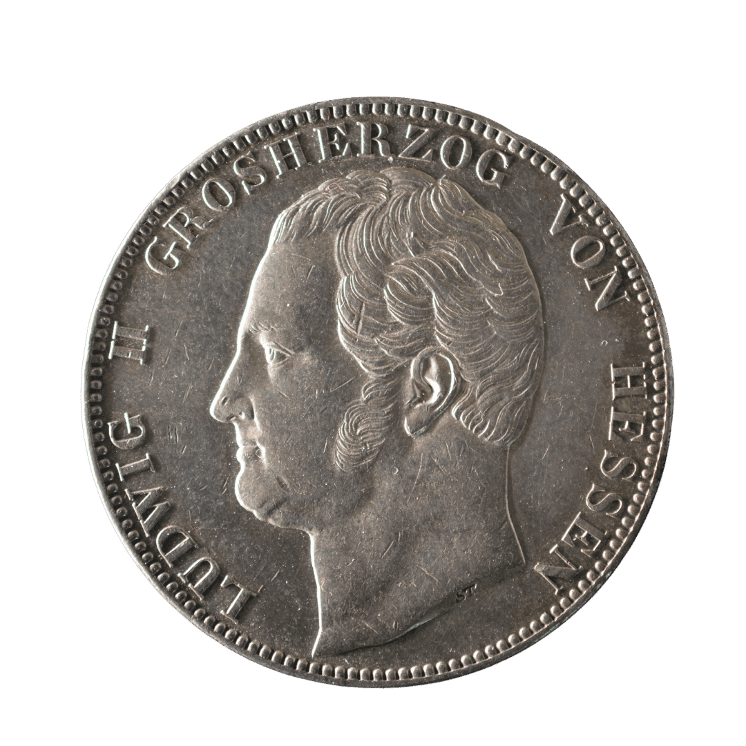 2 союзні талери 1841, Велике герцогство Гессен (Гессен-Дармштадт)

Опис:

На аверсі зображено погрудний портрет великого герцога Людвіга II, обернений ліворуч. Навколо легенда LUDWIG II GROSSHERZOG VON HESSEN (Людвіг II, великий герцог Гессену). Під обрізом шиї — підпис медальєра ST. (Рудольф Штюдельман).

На реверсі в дубовому вінку розміщено напис VEREINSMÜNZE (Союзна монета), нижче дата 1841. Навколо легенда 3½ GULDEN · 2 THALER · VII EINE FEINE MARK (3½ гульдена · 2 талери · сім монет із однієї марки чистого срібла).  

Характеристики

* Номінал: 2 союзні талери (Doppeltaler / 2 Vereinsthaler)
* Рік: 1841
* Країна: Німецькі держави
* Держава: Велике герцогство Гессен (Гессен-Дармштадт)
* Правитель: Людвіг II
* Тип: Обігова монета
* Монетний двір: Дармштадт
* Метал: Срібло (900)
* Вага: 37,12 г
* Діаметр: 41 мм
* Каталожні номери: Jaeger 40; AKS 99; Davenport 702; KM 310
* Тираж: 687 800 шт.
* Гурт: CONVENTION VOM 20 JULI 1838 (Конвенція від 20 липня 1838 року).  

Примітка

Монету викарбувано відповідно до Дрезденської монетної конвенції 1838 року. Номінал 2 Vereinsthaler (3½ гульдена) був запроваджений для полегшення грошового обігу між державами Німецького митного союзу та забезпечення єдиного срібного стандарту.  

Рідкість

Поширена.

Монета має досить значний тираж — 687 800 примірників, тому не належить до рідкісних випусків. Водночас екземпляри у високому ступені збереження трапляються значно рідше й користуються попитом серед колекціонерів німецьких союзних талерів.