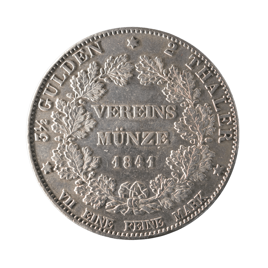 2 союзні талери 1841, Велике герцогство Гессен (Гессен-Дармштадт)

Опис:

На аверсі зображено погрудний портрет великого герцога Людвіга II, обернений ліворуч. Навколо легенда LUDWIG II GROSSHERZOG VON HESSEN (Людвіг II, великий герцог Гессену). Під обрізом шиї — підпис медальєра ST. (Рудольф Штюдельман).

На реверсі в дубовому вінку розміщено напис VEREINSMÜNZE (Союзна монета), нижче дата 1841. Навколо легенда 3½ GULDEN · 2 THALER · VII EINE FEINE MARK (3½ гульдена · 2 талери · сім монет із однієї марки чистого срібла).  

Характеристики

* Номінал: 2 союзні талери (Doppeltaler / 2 Vereinsthaler)
* Рік: 1841
* Країна: Німецькі держави
* Держава: Велике герцогство Гессен (Гессен-Дармштадт)
* Правитель: Людвіг II
* Тип: Обігова монета
* Монетний двір: Дармштадт
* Метал: Срібло (900)
* Вага: 37,12 г
* Діаметр: 41 мм
* Каталожні номери: Jaeger 40; AKS 99; Davenport 702; KM 310
* Тираж: 687 800 шт.
* Гурт: CONVENTION VOM 20 JULI 1838 (Конвенція від 20 липня 1838 року).  

Примітка

Монету викарбувано відповідно до Дрезденської монетної конвенції 1838 року. Номінал 2 Vereinsthaler (3½ гульдена) був запроваджений для полегшення грошового обігу між державами Німецького митного союзу та забезпечення єдиного срібного стандарту.  

Рідкість

Поширена.

Монета має досить значний тираж — 687 800 примірників, тому не належить до рідкісних випусків. Водночас екземпляри у високому ступені збереження трапляються значно рідше й користуються попитом серед колекціонерів німецьких союзних талерів. — фото 2
