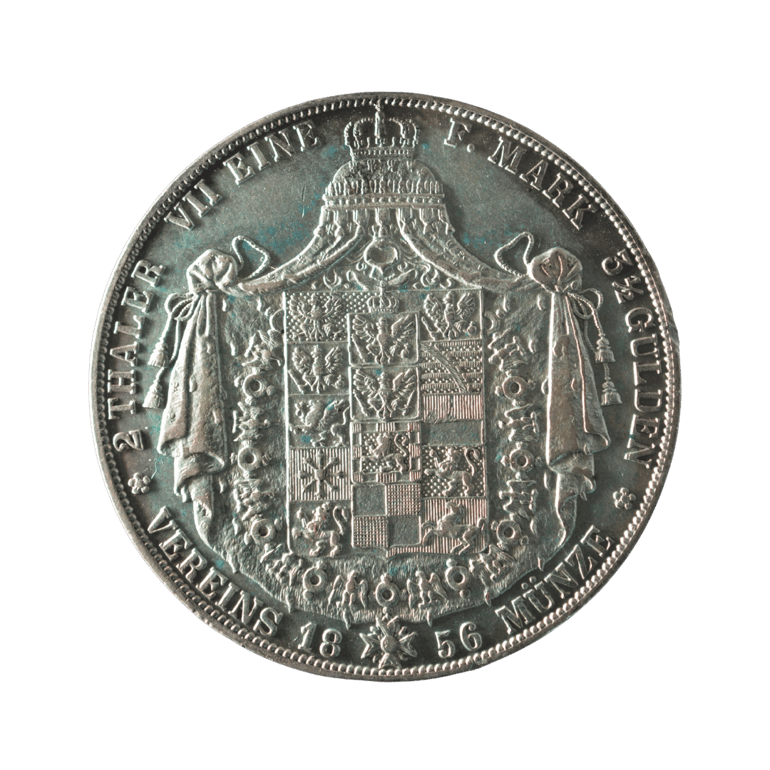 2 союзні талери 1856 A, Королівство Пруссія

Опис:

На аверсі зображено погрудний портрет короля Фрідріха Вільгельма IV, обернений праворуч. Навколо напис FRIEDR. WILHELM IV KOENIG V. PREUSSEN (Фрідріх Вільгельм IV, король Пруссії).

На реверсі зображено державний герб Пруссії під королівською мантією та короною. Навколо напис 2 THALER VII EINE F. MARK 3½ GULDEN VEREINS MÜNZE (2 талери, сім монет з однієї марки чистого срібла, 3½ гульдена, союзна монета).

Характеристики

* Номінал: 2 союзні талери (2 Vereinsthaler)
* Рік: 1856
* Країна: Німецькі держави
* Держава: Королівство Пруссія
* Правитель: Фрідріх Вільгельм IV
* Монетний двір: Берлін (A)
* Метал: Срібло (900)
* Вага: 37,119 г
* Діаметр: 40 мм
* Каталожні номери: KM#467, Jaeger 82, AKS 70, Davenport 772
* Тираж: 627 340 шт.  

Примітка

Монета карбувалася відповідно до монетної конвенції Німецького митного союзу (Vereinsmünze) та прирівнювалася до 3½ гульдена.

Рідкість

Нечаста. Незважаючи на досить значний тираж (627 340 шт.), подвійні союзні талери Пруссії цього типу користуються стабільним попитом серед колекціонерів. Екземпляри у високій збереженості зустрічаються помітно рідше за звичайні обігові монети.  

Надалі, як ти просив, я й надалі перевірятиму кожну монету по каталогах (AKS, Jaeger, KM, Numista, NGC та інших авторитетних джерелах) і не буду заповнювати дані по пам’яті. Якщо якийсь параметр неможливо підтвердити, я його просто не вказуватиму. — фото 2