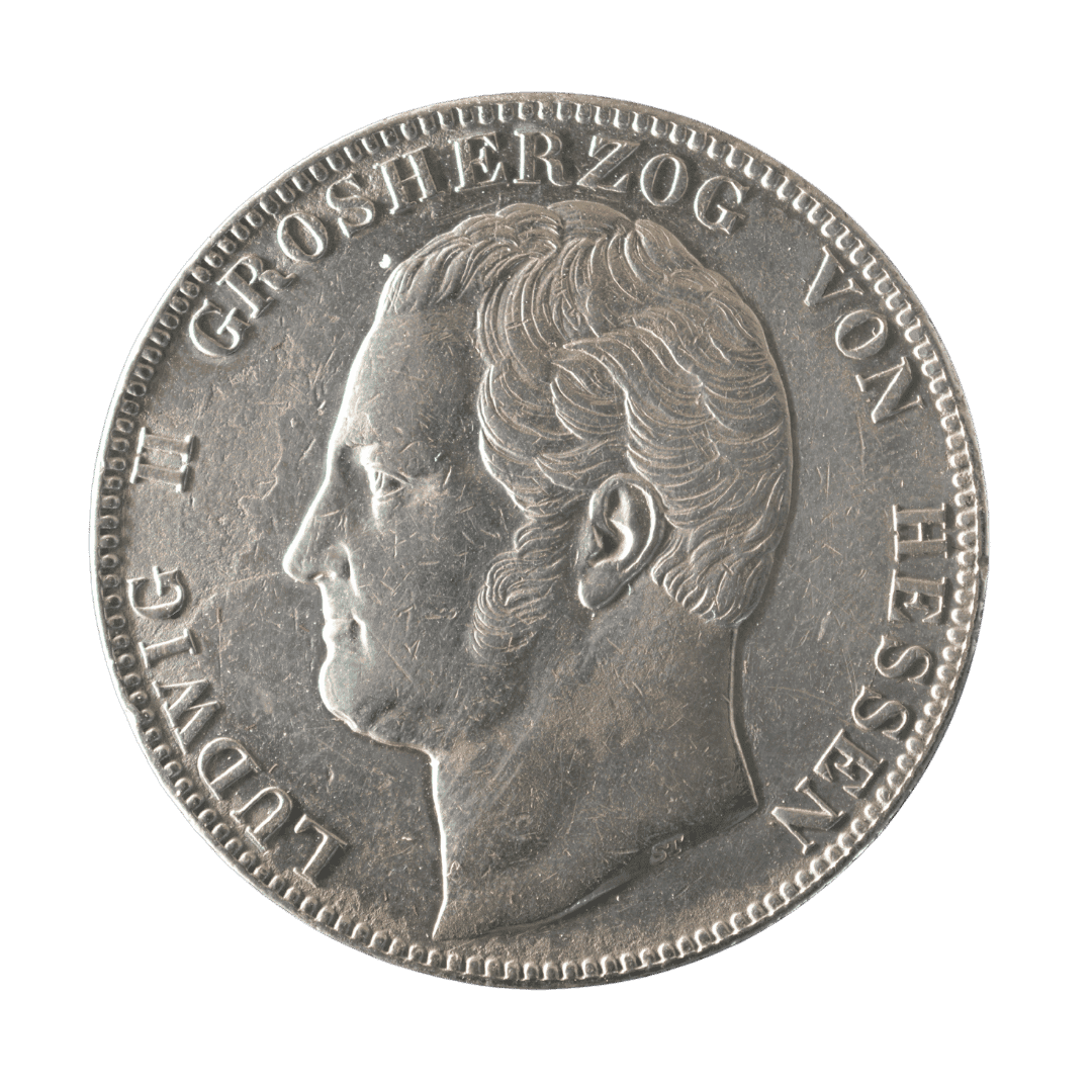 2 талери (Vereinsmünze), Велике герцогство Гессен (Hessen-Darmstadt), 1840

Опис

На аверсі зображено портрет великого герцога Людвіга II, обернений ліворуч. Навколо напис LUDWIG II GROSSHERZOG VON HESSEN (Людвіг II, великий герцог Гессену).

На реверсі в дубовому вінку розміщено напис VEREINS MÜNZE 1840 (Союзна монета, 1840). Навколо напис 3½ GULDEN • 2 THALER • VII EINE FEINE MARK (3½ гульдена • 2 талери • сім монет з однієї марки чистого срібла).

Характеристики

* Номінал: 2 талери (Vereinsthaler)
* Рік: 1840
* Країна: Німецькі держави
* Держава: Велике герцогство Гессен (Hessen-Darmstadt)
* Правитель: Людвіг II
* Монетний двір: Дармштадт
* Метал: Срібло (900)
* Вага: 37,12 г
* Діаметр: 41 мм
* Гурт: CONVENTION VOM • 30 JULY • 1838 • (Конвенція від 30 липня 1838 року)
* Каталожні номери: KM#310, Jaeger 39, Davenport 701, AKS 98
* Тираж: 367 600 шт.  

Примітка

Монета випущена відповідно до Дрезденської монетної конвенції 1838 року як союзна монета Німецького митного союзу.

Рідкість

Нечаста. Тираж 367 600 екземплярів значно менший, ніж у випуску 1841 року (687 800 шт.), тому монета трапляється помітно рідше, хоча до рідкісних випусків не належить.