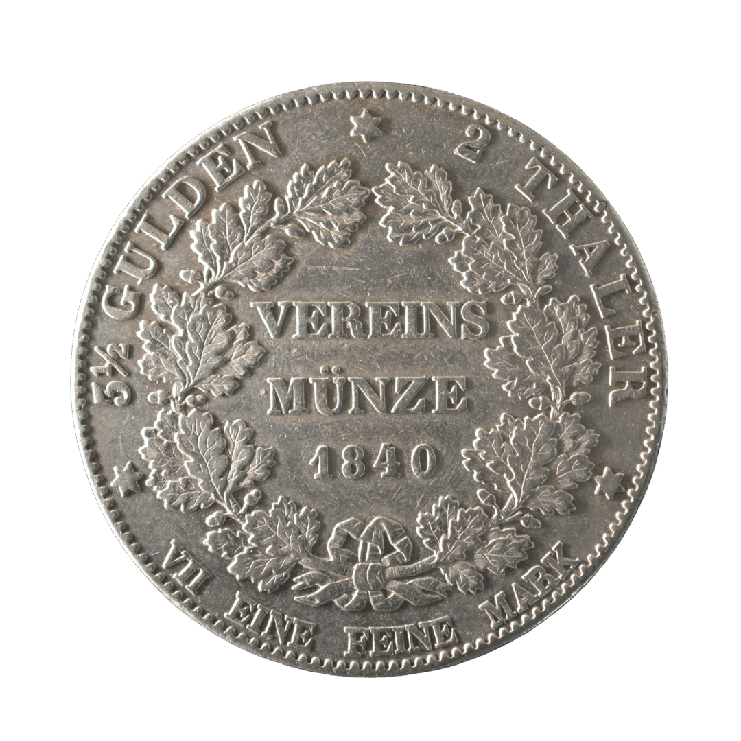 2 талери (Vereinsmünze), Велике герцогство Гессен (Hessen-Darmstadt), 1840

Опис

На аверсі зображено портрет великого герцога Людвіга II, обернений ліворуч. Навколо напис LUDWIG II GROSSHERZOG VON HESSEN (Людвіг II, великий герцог Гессену).

На реверсі в дубовому вінку розміщено напис VEREINS MÜNZE 1840 (Союзна монета, 1840). Навколо напис 3½ GULDEN • 2 THALER • VII EINE FEINE MARK (3½ гульдена • 2 талери • сім монет з однієї марки чистого срібла).

Характеристики

* Номінал: 2 талери (Vereinsthaler)
* Рік: 1840
* Країна: Німецькі держави
* Держава: Велике герцогство Гессен (Hessen-Darmstadt)
* Правитель: Людвіг II
* Монетний двір: Дармштадт
* Метал: Срібло (900)
* Вага: 37,12 г
* Діаметр: 41 мм
* Гурт: CONVENTION VOM • 30 JULY • 1838 • (Конвенція від 30 липня 1838 року)
* Каталожні номери: KM#310, Jaeger 39, Davenport 701, AKS 98
* Тираж: 367 600 шт.  

Примітка

Монета випущена відповідно до Дрезденської монетної конвенції 1838 року як союзна монета Німецького митного союзу.

Рідкість

Нечаста. Тираж 367 600 екземплярів значно менший, ніж у випуску 1841 року (687 800 шт.), тому монета трапляється помітно рідше, хоча до рідкісних випусків не належить. — фото 2