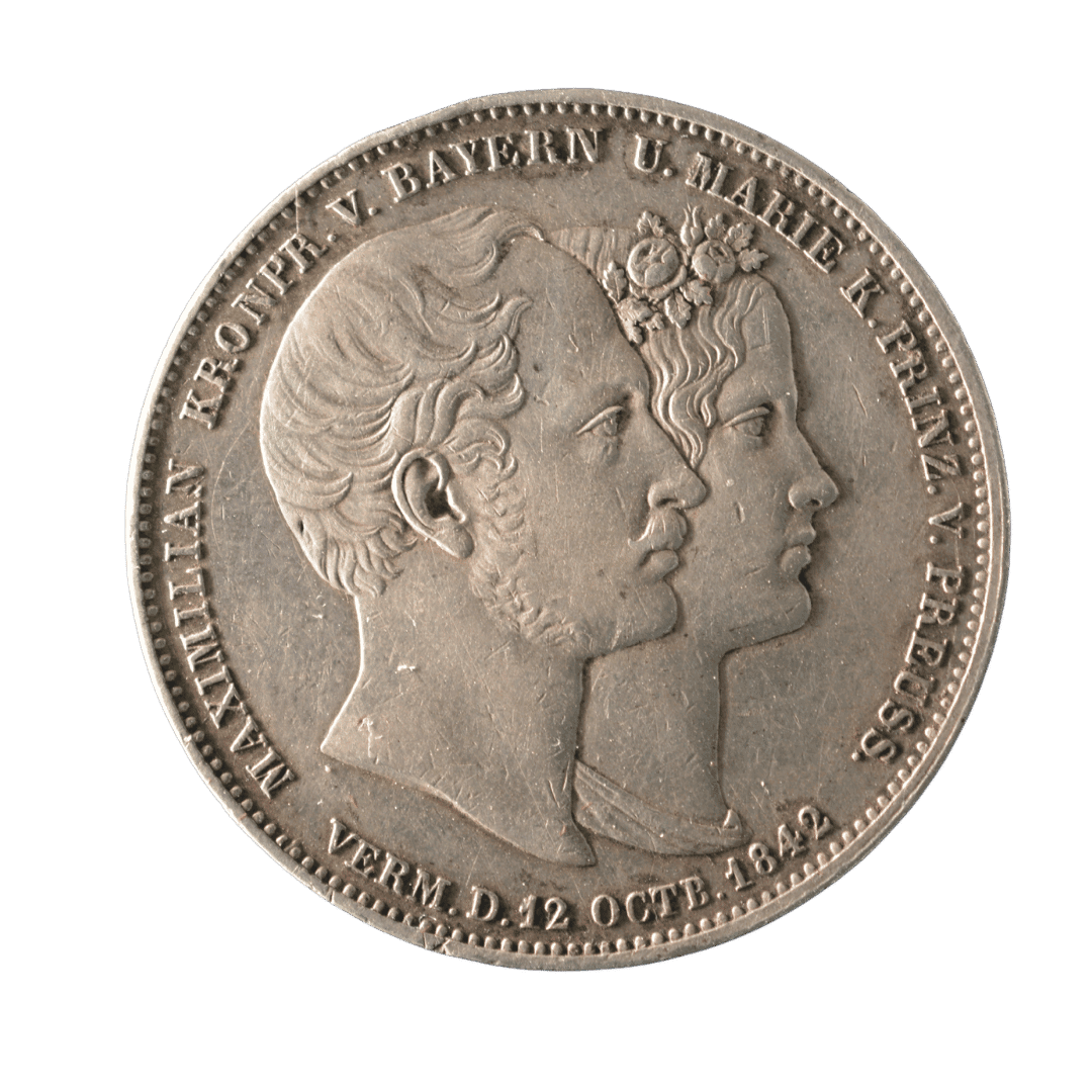 2 талери / 3½ гульдена 1842 — Королівство Баварія

Характеристики

Номінал: 2 талери / 3½ гульдена (Vereinsdoppeltaler, Geschichtsdoppeltaler)
Рік: 1842
Країна (держава-емітент): Королівство Баварія
Правитель: Людвіг I (1825–1848)
Монетний двір: Мюнхен
Позначка монетного двору: відсутня
Мінцмейстер / гравер: Карл Фрідріх Фойгт (C. VOIGT), різьбяр штемпелів
Метал: срібло
Проба: .900
Вага: 37,12 г нормативна; музейний екземпляр — 37,17 г
Діаметр: 38 мм
Товщина: Недостатньо даних для достовірного визначення. Інформацію необхідно перевірити.
Орієнтація штемпелів: медальна, 0° (12 h)
Гурт: напис «DREY EINHALB GULDEN … VII E. F. M.»
Тираж: Недостатньо даних для достовірного визначення. Інформацію необхідно перевірити.
Рідкість: колекційний історичний подвійний талер
Каталожні номери: Jaeger 72; AKS 104 / 104b; Davenport 588; Kahnt 108 / 108b; Thun 81; KM#812.1
Різновид: пам'ятний випуск на одруження кронпринца Максиміліана Баварського з принцесою Марією Прусською 12 жовтня 1842 року — фото 2
