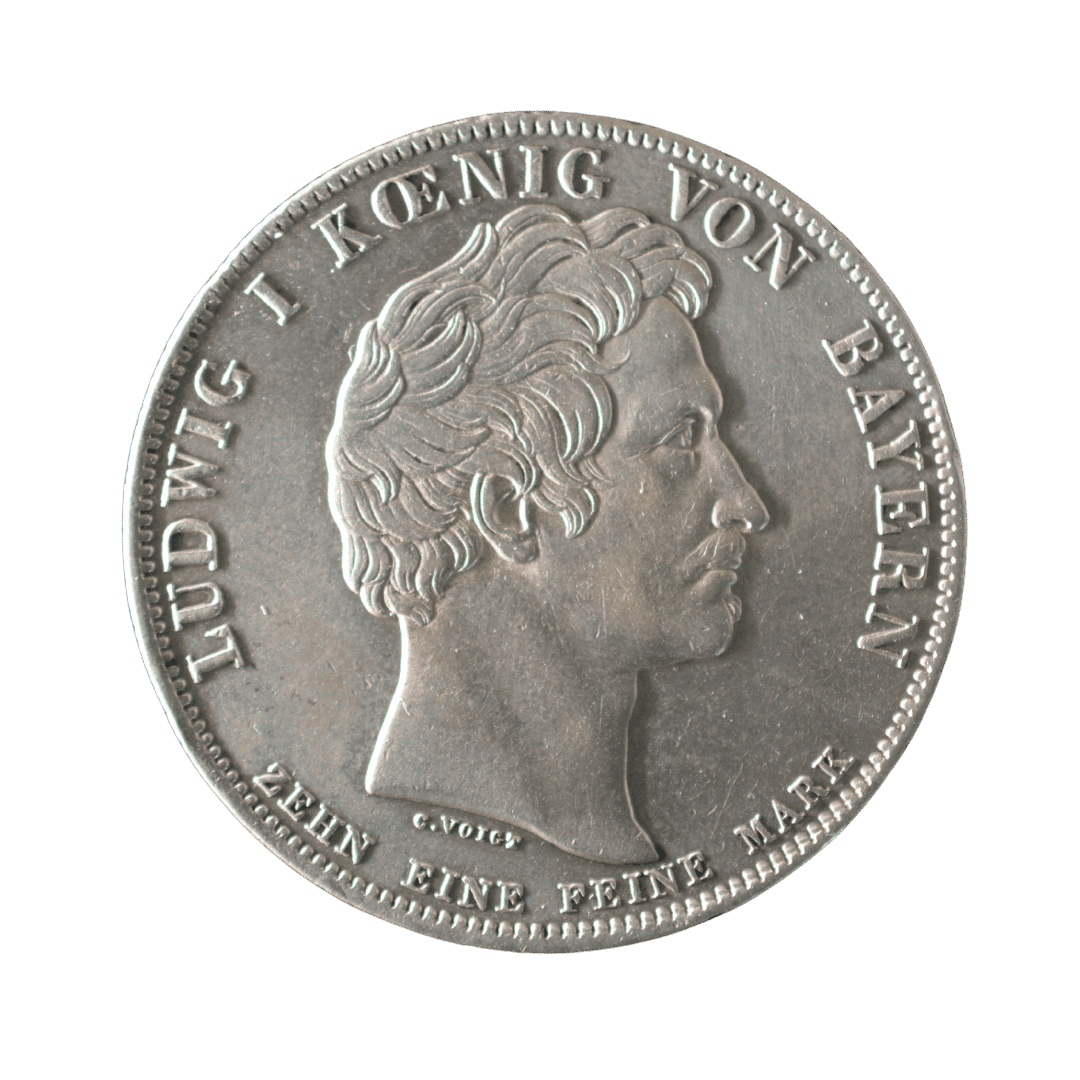 1 Конвенційний талер (Geschichtstaler «Segen des Himmels»), 1828

Королівство Баварія, Людвіг I. Тип присвячений королівській родині. На реверсі — королева Тереза в центрі та вісім дітей у медальйонах.  

⸻

Опис

На аверсі зображено портрет короля Людвіга I, обернений праворуч. Навколо напис LUDWIG I KOENIG VON BAYERN (Людвіг I, король Баварії).

На реверсі розміщено напис SEGEN DES HIMMELS (Благословення небес). У центральному медальйоні — королева Тереза, навколо неї — вісім дітей королівської родини: Максиміліан, Отто, Матильда, Адельгунде, Гільдегарда, Александра, Адальберт і Луїтпольд. Унизу дата 1828.  

Характеристики

* Номінал: 1 конвенційний талер
* Рік: 1828
* Країна: Німецькі держави
* Держава: Королівство Баварія
* Правитель: Людвіг I
* Монетний двір: Мюнхен
* Метал: Срібло (833)
* Вага: 28,06 г
* Діаметр: 37,8 мм
* Каталожні номери: KM#734, Jaeger 38, Davenport 570
* Тираж: не підтверджено авторитетними каталогами

Примітка

Монета відкриває серію баварських Geschichtstaler та присвячена королівській родині Людвіга I. Центральний медальйон із королевою Терезою символізує матір родини, а вісім навколишніх медальйонів — їхніх дітей.  

Рідкість

Нечаста. Один із найвідоміших історичних талерів Баварії, що користується високим попитом серед колекціонерів.