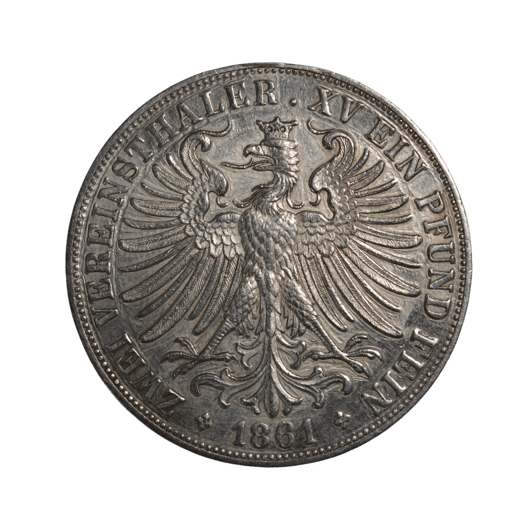 2 ферайнсталери (Doppeltaler), Вільне місто Франкфурт, 1861

Опис

Срібна пам’ятно-обігова монета Вільного міста Франкфурт номіналом 2 ферайнсталери, викарбувана у 1861 році із зображенням алегорії Франкфурта та імперського орла.

Характеристики

* Країна: Вільне місто Франкфурт
* Номінал: 2 ферайнсталери (Doppeltaler)
* Рік: 1861
* Правитель / емітент: Вільне місто Франкфурт
* Метал: срібло (900)
* Вага: 37,04 г
* Діаметр: 41 мм
* Тираж: 1 786 588 шт.  
* Гурт: напис STARK IM RECHT («Сильний у праві»)
* Аверс: FREIE STADT FRANKFURT («Вільне місто Франкфурт»); алегоричне зображення Франкфурта.
* Реверс: ZWEI VEREINSTHALER («Два ферайнсталери»), XV EIN PFUND FEIN («1/15 фунта чистого срібла»); імперський орел, унизу дата 1861.

Примітка

Досить поширений серед великих срібних німецьких монет XIX століття тип. Незважаючи на значний тираж, користується стабільним попитом завдяки великому формату, ефектному дизайну та тому, що це саме Doppeltaler (2 ферайнсталери), а не звичайний Vereinsthaler. — фото 2