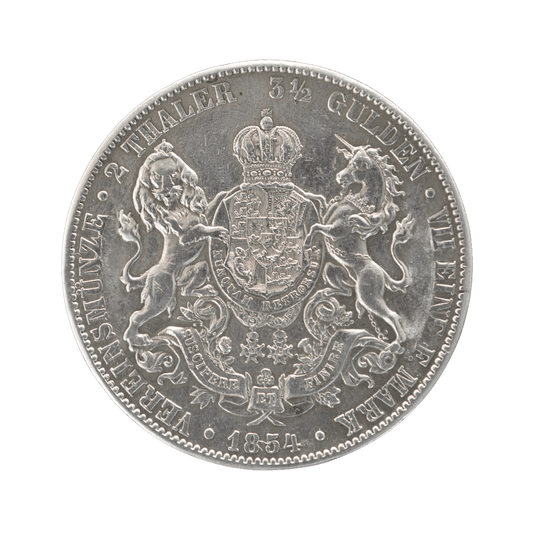 2 талери / 3½ гульдени, Королівство Ганновер, 1854 (B)

Опис

Срібна союзна монета 2 талери / 3½ гульдени, викарбувана у 1854 році для Королівства Ганновер за правління короля Георга V.

Характеристики

* Країна: Королівство Ганновер
* Номінал: 2 талери / 3½ гульдени
* Рік: 1854
* Правитель: Георг V
* Монетний двір: Ганновер
* Позначка монетного двору: B
* Метал: срібло (900)
* Вага: 37,12 г
* Діаметр: 41 мм
* Тираж: 101 665 шт.  
* Гурт: NEC ASPERA TERRENT («Навіть труднощі не лякають»).

Написи

Аверс:
GEORG · V · V · G · G · KOENIG · V · HANNOVER
(«Георг V, Божою милістю король Ганновера»).

Реверс:
VEREINSMÜNZE · 2 THALER · 3½ GULDEN · VII EINE F. MARK
(«Союзна монета · 2 талери · 3½ гульдени · 1/7 кельнської марки чистого срібла»).

Примітка

Монета є нечастою. Випуск 1854 року має порівняно невеликий тираж 101 665 екземплярів, що робить його значно рідкіснішим за випуск 1855 року та одним із більш бажаних подвійних талерів Ганновера серед колекціонерів. — фото 2