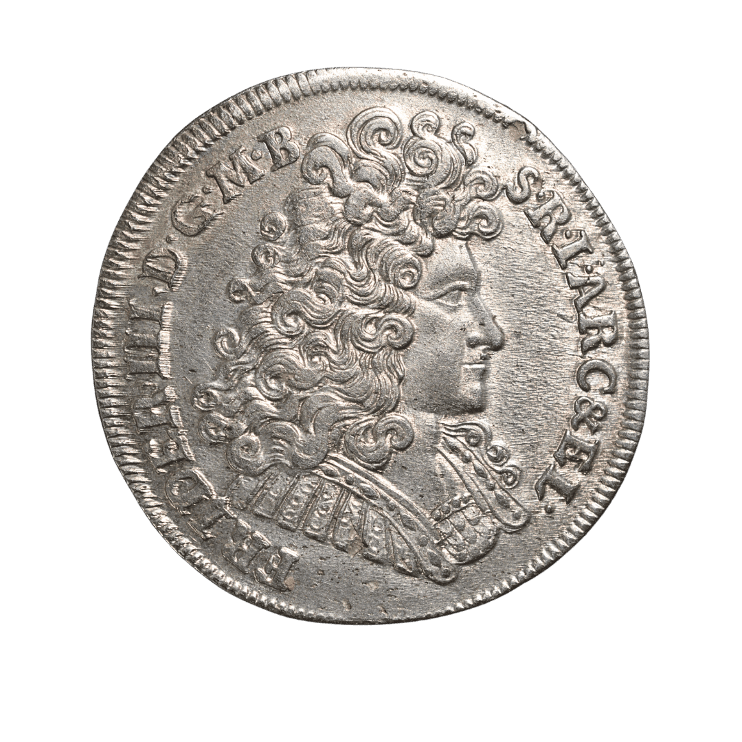 ⅔ талера 1690 LCS — Курфюршество Бранденбург
Номинал: ⅔ талера = 1 гульден
Год: 1690
Государство-эмитент: Маркграфство Бранденбург, Курфюршество Священной Римской империи (Бранденбург-Пруссия)
Правитель: Фридрих III Бранденбургский (1688–1701) — будущий король Пруссии Фридрих I с 1701 года.
Монетный двор: Берлин
Знак: LCS
Минцмейстер: Lorenz Christoph Schneider, минцмейстер Берлина в 1682–1701 гг.
Металл: серебро
Вес: для разновидностей 1690 LCS подтверждены экземпляры 16,88–17,51 г.
Диаметр: около 37–38 мм
Ориентация: около 12 h
Гурт: гладкий для данного типа.
Тираж: для 1690 LCS приводится 4 743 000 шт., однако для окончательной каталожной фиксации тиража по конкретному штемпельному варианту требуется дополнительная проверка.
Каталоги: Davenport 270 / варианты Dav. 270; von Schrötter 74 и варианты; KM#556. У 1690 LCS существует большое количество вариантов портрета, герба, легенд и пунктуации.
Аверс: портрет Фридриха III вправо; легенда FRIDER III D G M B S R I ARC & EL.
Реверс: коронованный многопольный герб; MONETA NOVA BRANDENB 1690, по сторонам LC–S, внизу ⅔.
Состояние по фото: ориентировочно XF / vorzüglich. Очень сильный портрет и герб, хороший остаточный рельеф; присутствуют мелкие риски и характерные следы изготовления/юстировки.
Рынок 2025–2026: точного подтверждённого аукционного прохода именно 1690 LCS этого штемпельного варианта за 2025–2026 годы я пока не нашёл. Близкий каталогизированный экземпляр 1690 LCS, 16,88 г, Dav.270 / Schrötter 74a,