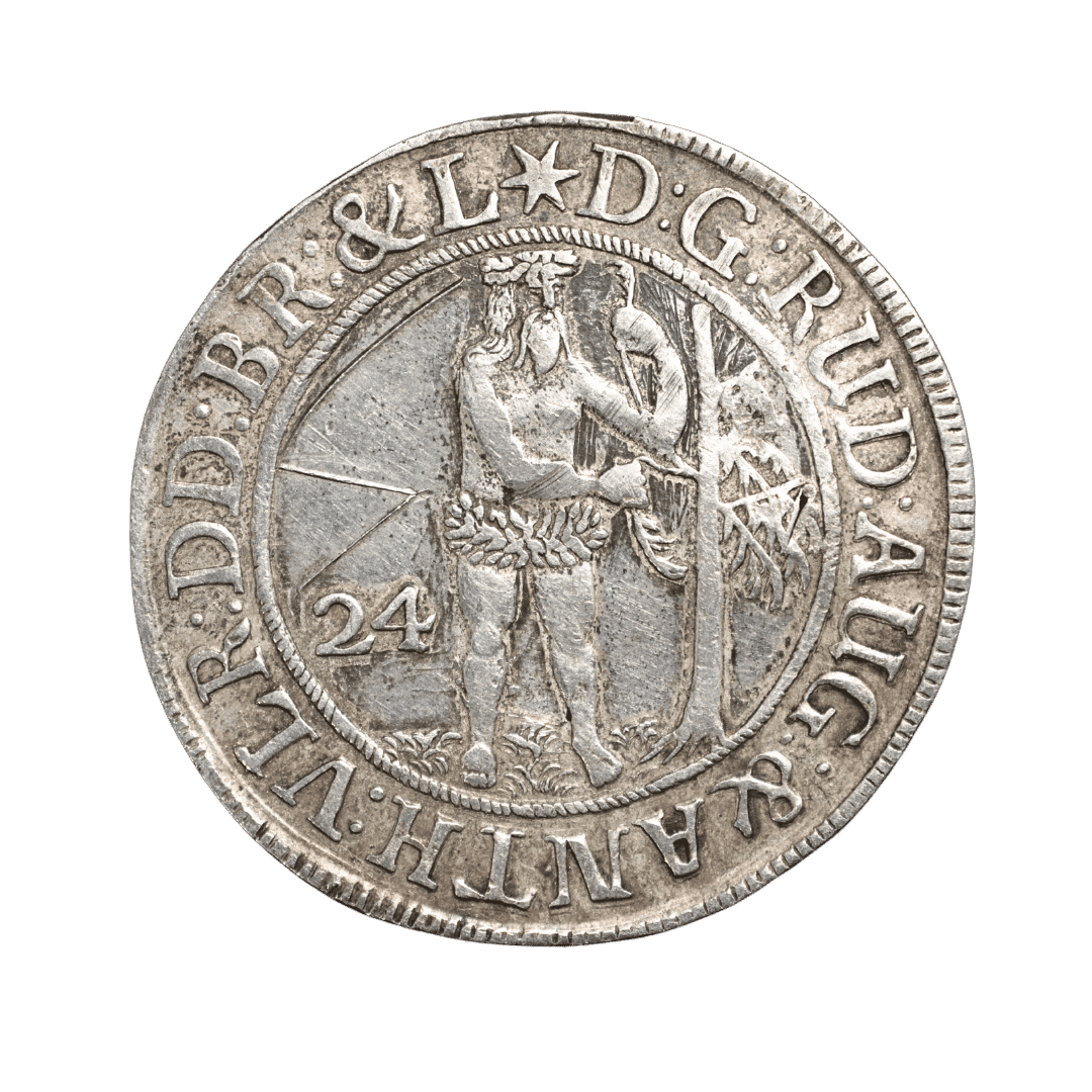 24 марієнгрошени (⅔ талера) 1692 — Князівство Брауншвейг-Вольфенбюттель
Номінал: 24 марієнгрошени = ⅔ талера
Рік: 1692
Держава-емітент: Князівство Брауншвейг-Вольфенбюттель
Правителі: Рудольф Август та Антон Ульріх, спільне правління 1685–1704
Монетний двір: Целлерфельд (Zellerfeld)
Мінцмейстер / знак: на цьому целлерфельдському типі 1692 року окремого літерного знака мінцмейстера немає; під номіналом — декоративні зірки. Не плутати з 1692 HCH Брауншвейгського двору з конем.
Метал: срібло
Вага: для конкретних 1692 Zellerfeld зафіксовано 12,97–13,11 г; загальний каталожний стандарт типу наводиться близько 14,5 г.
Діаметр: близько 36–36,5 мм.
Орієнтація штемпелів: для типу каталог наводить ↑↓; для конкретного екземпляра потрібна фізична перевірка.
Гурт: Недостатньо даних для достовірного визначення. Інформацію необхідно перевірити.
Тираж: Недостатньо даних для достовірного визначення. Інформацію необхідно перевірити.
Каталожні номери: Welter 2079; Davenport 336; KM#559; Knigge 908; Numista N#27126.
Різновид: «Дикий чоловік» (Wilder Mann) — стоїть біля дерева, тримаючи гілки; ліворуч номінал 24. Це саме целлерфельдський тип Welter 2079 / Dav. 336, а не різновид 1692 HCH із саксонським конем. — фото 2