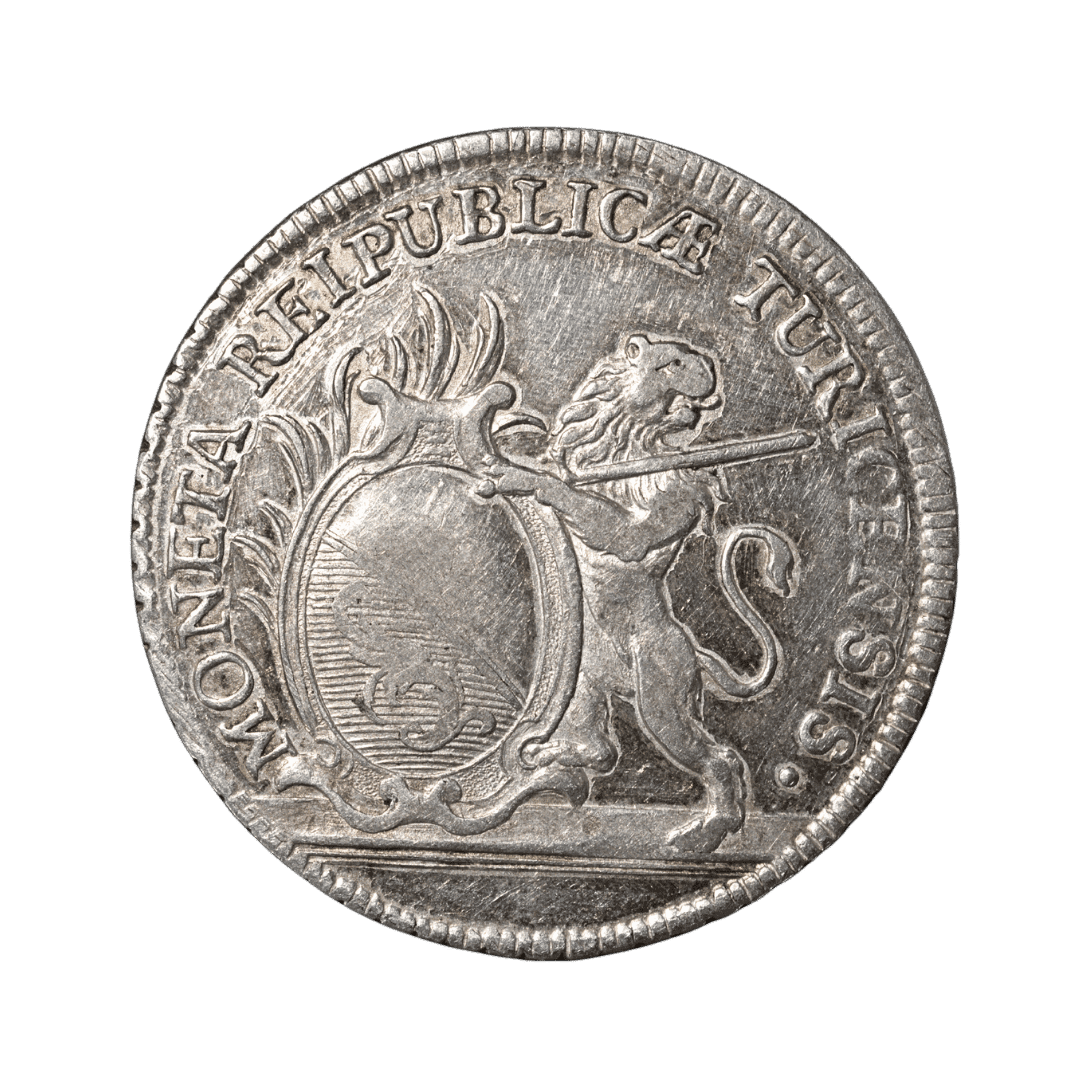 1/2 талера 1776 — Вільна республіка Цюрих

Характеристики

Номінал: 1/2 талера (Halbtaler)
Рік: 1776
Країна (держава-емітент): Місто-республіка Цюрих (Stadt Zürich), Швейцарська конфедерація
Правитель: немає — республіканський міський випуск
Монетний двір: Цюрих
Позначка монетного двору: немає
Мінцмейстер: Недостатньо даних для достовірного визначення. Інформацію необхідно перевірити.
Метал: срібло
Проба: Недостатньо даних для достовірного визначення. Інформацію необхідно перевірити.
Вага: нормативно близько 13,2–13,3 г; аукціонний екземпляр Nomos 2025 — 13,25 г.
Діаметр: близько 33–34 мм
Орієнтація штемпелів: 12 h (↑↑)
Гурт: існують різновиди гурту, тому для точного визначення цього екземпляра потрібне фото гурту.
Тираж: Недостатньо даних для достовірного визначення. Інформацію необхідно перевірити.
Каталожні номери: KM#162 · Divo/Tobler 440 · Hürlimann 741 · HMZ 2-1165 · Wunderly 447.
Різновид: Halbtaler 1776, Zürich, тип із левом, що тримає меч і щит Цюриха.
Аверс: MONETA REIPUBLICÆ TURICENSIS — «Монета Цюрихської республіки». Зображений знаменитий цюрихський лев із мечем; перед ним овальний щит із гербом Цюриха.
Реверс: IUSTITIA / ET / CONCORDIA / 1776 — «Справедливість і злагода. 1776». Напис оточений декоративним рослинним вінком; унизу — перехрещені роги достатку.