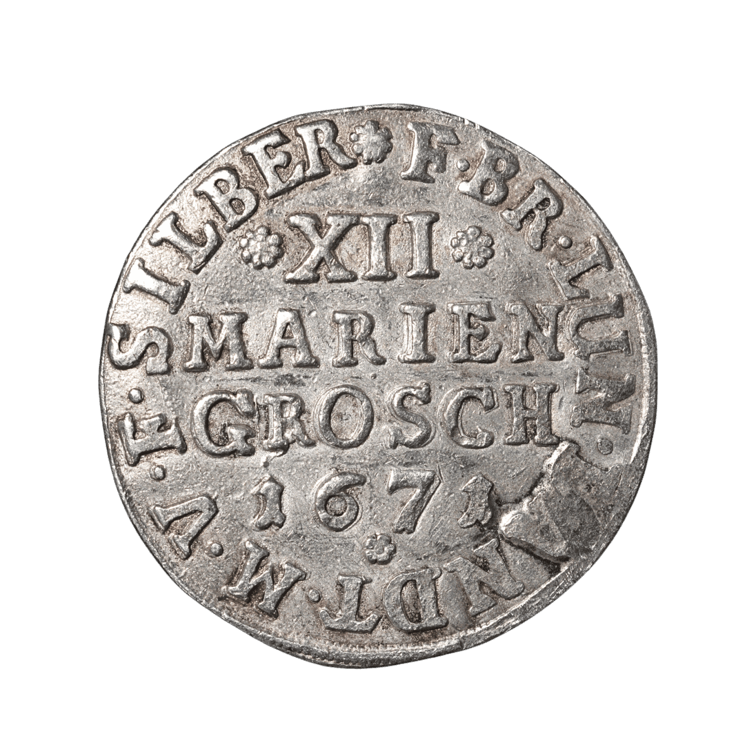 12 марієнгрошів (1/3 талера) 1671 — Йоганн Фрідріх

Характеристики

Номінал: 12 Mariengroschen = 1/3 талера
Рік: 1671
Країна (держава-емітент): Князівство Брауншвейг-Люнебург, лінія Каленберг-Ганновер (Fürstentum Calenberg)
Правитель: Йоганн Фрідріх (Johann Friedrich), 1665–1679
Монетний двір: Клаусталь (Clausthal) — саме кінний тип 1671 року Künker атрибутує Клаусталю.
Мінцмейстер: Недостатньо даних для достовірного визначення. Інформацію необхідно перевірити.
Метал: срібло
Проба: високопробне срібло; джерело з монетної історії Нижньої Саксонії для ранніх 12-марієнгрошових випусків наводить 15 лотів 15 гран, тобто приблизно .996, однак для конкретного штемпеля 1671 року окремий аналіз не підтверджений.
Вага: для цього типу близько 7,1–7,36 г; музейний екземпляр 1671 року — 7,13 г.
Діаметр: близько 30 мм
Орієнтація штемпелів: Недостатньо даних для достовірного визначення. Інформацію необхідно перевірити.
Гурт: Недостатньо даних для достовірного визначення. Інформацію необхідно перевірити.
Тираж: Недостатньо даних для достовірного визначення. Інформацію необхідно перевірити.
Каталожні номери: Krause KM#123; для точного підтипу 1671 року додаткові номери Welter/Fiala/Knyphausen потребують звірки за штемпелем.
Різновид: кінний тип — на аверсі кінь, що скаче ліворуч, під ним 12. Це важливо: існує інший 12-mariengroschen Йоганна Фрідріха 1671 року із диким чоловіком, KM#136 / Welter 1765; показана монета не цей різновид.
Аверс: IOHAN·FRIED·D·G·DUX BR·ET LUN — «Йоганн Фрідріх, Божою милістю герцог Брауншвейгу і Люнебургу». У центрі — знаменитий саксонський кінь, унизу цифра 12.
Реверс: XII / MARIEN / GROSCH / 1671; кругова легенда F·BR·LUN·LANDT·M·V·F·SILBER — вказівка на брауншвейг-люнебурзьку монету та карбування з тонкого/високопробного срібла. — фото 2