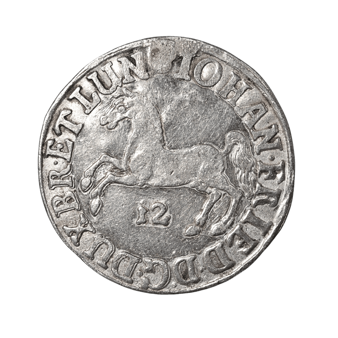 12 марієнгрошів (1/3 талера) 1671 — Йоганн Фрідріх

Характеристики

Номінал: 12 Mariengroschen = 1/3 талера
Рік: 1671
Країна (держава-емітент): Князівство Брауншвейг-Люнебург, лінія Каленберг-Ганновер (Fürstentum Calenberg)
Правитель: Йоганн Фрідріх (Johann Friedrich), 1665–1679
Монетний двір: Клаусталь (Clausthal) — саме кінний тип 1671 року Künker атрибутує Клаусталю.
Мінцмейстер: Недостатньо даних для достовірного визначення. Інформацію необхідно перевірити.
Метал: срібло
Проба: високопробне срібло; джерело з монетної історії Нижньої Саксонії для ранніх 12-марієнгрошових випусків наводить 15 лотів 15 гран, тобто приблизно .996, однак для конкретного штемпеля 1671 року окремий аналіз не підтверджений.
Вага: для цього типу близько 7,1–7,36 г; музейний екземпляр 1671 року — 7,13 г.
Діаметр: близько 30 мм
Орієнтація штемпелів: Недостатньо даних для достовірного визначення. Інформацію необхідно перевірити.
Гурт: Недостатньо даних для достовірного визначення. Інформацію необхідно перевірити.
Тираж: Недостатньо даних для достовірного визначення. Інформацію необхідно перевірити.
Каталожні номери: Krause KM#123; для точного підтипу 1671 року додаткові номери Welter/Fiala/Knyphausen потребують звірки за штемпелем.
Різновид: кінний тип — на аверсі кінь, що скаче ліворуч, під ним 12. Це важливо: існує інший 12-mariengroschen Йоганна Фрідріха 1671 року із диким чоловіком, KM#136 / Welter 1765; показана монета не цей різновид.
Аверс: IOHAN·FRIED·D·G·DUX BR·ET LUN — «Йоганн Фрідріх, Божою милістю герцог Брауншвейгу і Люнебургу». У центрі — знаменитий саксонський кінь, унизу цифра 12.
Реверс: XII / MARIEN / GROSCH / 1671; кругова легенда F·BR·LUN·LANDT·M·V·F·SILBER — вказівка на брауншвейг-люнебурзьку монету та карбування з тонкого/високопробного срібла.