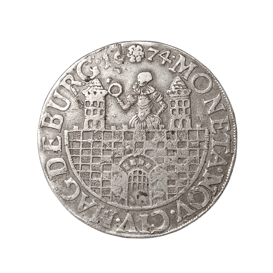 2/3 талера 1674 — Вільне імперське місто Магдебург

Характеристики

Номінал: 2/3 талера
Рік: 1674
Країна (держава-емітент): Вільне імперське місто Магдебург (Stadt Magdeburg), Священна Римська імперія
Правитель: немає — міський випуск Магдебурга
Монетний двір: Магдебург
Позначка монетного двору: без окремої літери
Мінцмейстер: Christoph Pflug
Позначка мінцмейстера: C–P, видно під написом на реверсі; Pflug працював у Магдебурзі в 1672–1678 роках.
Метал: срібло
Проба: Недостатньо даних для достовірного визначення. Інформацію необхідно перевірити.
Вага: підтверджений аукціонний екземпляр 1674 року — 16,24 г
Діаметр: 36 мм
Орієнтація штемпелів: підтверджений екземпляр — 2 h.
Гурт: Недостатньо даних для достовірного визначення. Інформацію необхідно перевірити.
Тираж: Недостатньо даних для достовірного визначення. Інформацію необхідно перевірити.
Каталожні номери: для цього міського типу Davenport 639; точний номер von Schrötter для 1674 року потребує додаткової перевірки. Для близького типу 1672 року — KM#303, Dav. SG#636, v. Schrötter 1421.
Різновид: Stadt Magdeburg, 2/3 Taler 1674, CP, із зображенням міської фортеці та Діви Магдебурзької над брамою. Саме 1674 рік з такою композицією описаний у спеціалізованому аукціонному каталозі як міський 2/3 талера.
Аверс: MONETA NOVA CIVITATIS MAGDEBURG — «Нова монета міста Магдебурга». У центрі — міський символ Магдебурга: укріплена брама з вежами та фігурою Діви.
Реверс: VERB[UM] DOMINI MANET IN AETERN[UM] — «Слово Господнє перебуває навіки». Це знаменитий протестантський біблійний девіз, особливо пов'язаний із Реформацією. На монетах Магдебурга він підтверджений аукціонними каталогами саме в такому значенні.
Стан збереження (за фото): приблизно VF / VF+ (sehr schön). Монета має помітний обіговий знос, але міський сюжет, дата, номінал і практично весь текст добре читаються. Є риски та локальні сліди зносу.