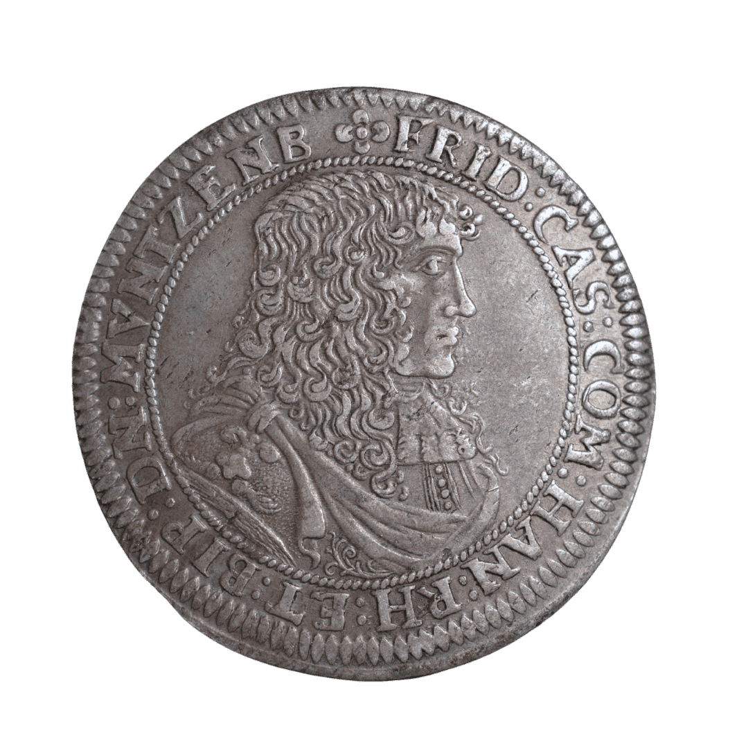 Индекс редкости Numista: 97

1 гульден (60 крейцерів) 1675 SM — Фрідріх Казимир
RR!!!!🔥🔥
Характеристик
Номінал: 1 гульден = 60 крейцерів = 2/3 талера
Рік: 1675
Країна (держава-емітент): Графство Ганау-Ліхтенберг (Grafschaft Hanau-Lichtenberg). Саме так цей тип класифікує Numista для Suchier 496 / KM#71.5.
Правитель: Фрідріх Казимир (Friedrich Casimir), 1641–1685
Монетний двір: Ганау
Мінцмейстер: Sebastian Müller
Позначка мінцмейстера: S–M
Метал: срібло
Проба: Недостатньо даних для достовірного визначення. Інформацію необхідно перевірити.
Вага: стандарт типу 18,45 г; відомі аукціонні екземпляри 1675 року важать приблизно 19,26–19,34 г.
Діаметр: близько 36 мм.
Товщина: Недостатньо даних для достовірного визначення. Інформацію необхідно перевірити.
Орієнтація штемпелів: Недостатньо даних для достовірного визначення. Інформацію необхідно перевірити.
Гурт: Недостатньо даних для достовірного визначення. Інформацію необхідно перевірити.
Тираж: Недостатньо даних для достовірного визначення. Інформацію необхідно перевірити.
Рідкість: тип нечастий; у високому стані Künker зазначав «Selten in dieser Erhaltung».
Каталожні номери: Krause KM#71.5; Davenport 547; Suchier 496; Engel & Lehr 144; Numista N#200278.
Різновид: 1675 SM, Suchier 496. Для 1675 року існує кілька різновидів гульдена, але саме цей портретно-гербовий тип відповідає Suchier 496 / KM#71.5.
Аверс: погруддя Фрідріха Казимира вправо; легенда з титулатурою графа Ганау, Ринека, Бічу та володаря Мюнценберга.
Реверс: коронований багатопільний герб; дата 16–75 розділена гербом; унизу S–M і номінал 60.
Стан збереження (за фото): приблизно XF- / VF+ (fast vorzüglich / sehr schön+).