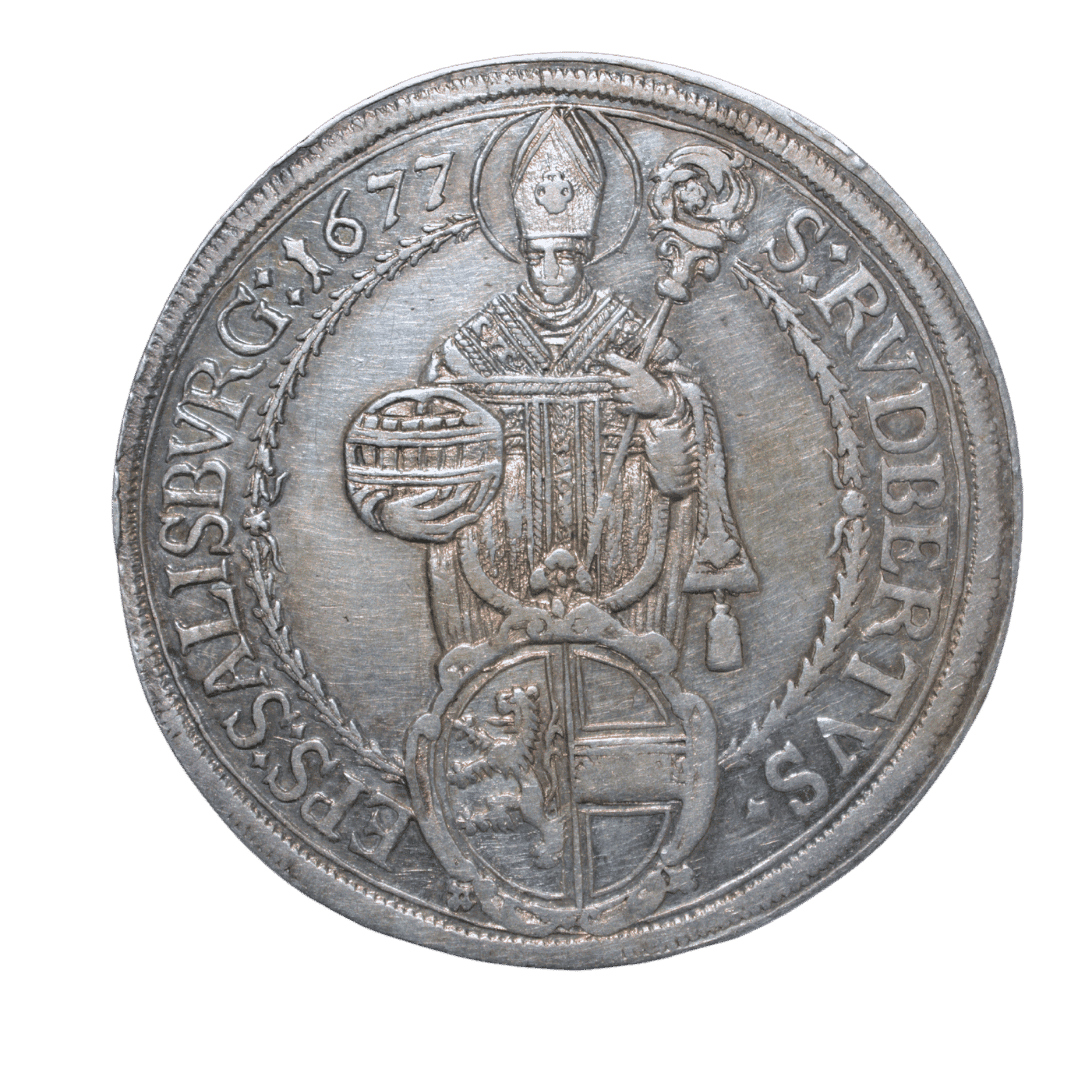 1 Thaler, 1677, Макс Гандольф фон Куэнбург. МД — Salzburg ✅
Тип: Талер, Архиепископство Зальцбург, серебро
Основные характеристики:
— Страна: Архиепископство Зальцбург
— Номинал: 1 Thaler
— Год: 1677
— Правитель: Максимилиан Гандольф фон Куэнбург (Max Gandolf von Kuenburg, 1668–1687)
— Материал: Серебро ~875/1000
— Вес: ~28.2–29.1 г
— Диаметр: ~42 мм
— Монетный двор: Salzburg
— Тираж: Не уверен
На что обратить внимание:
Св. Руперт с бочонком соли и посохом — покровитель Зальцбурга.