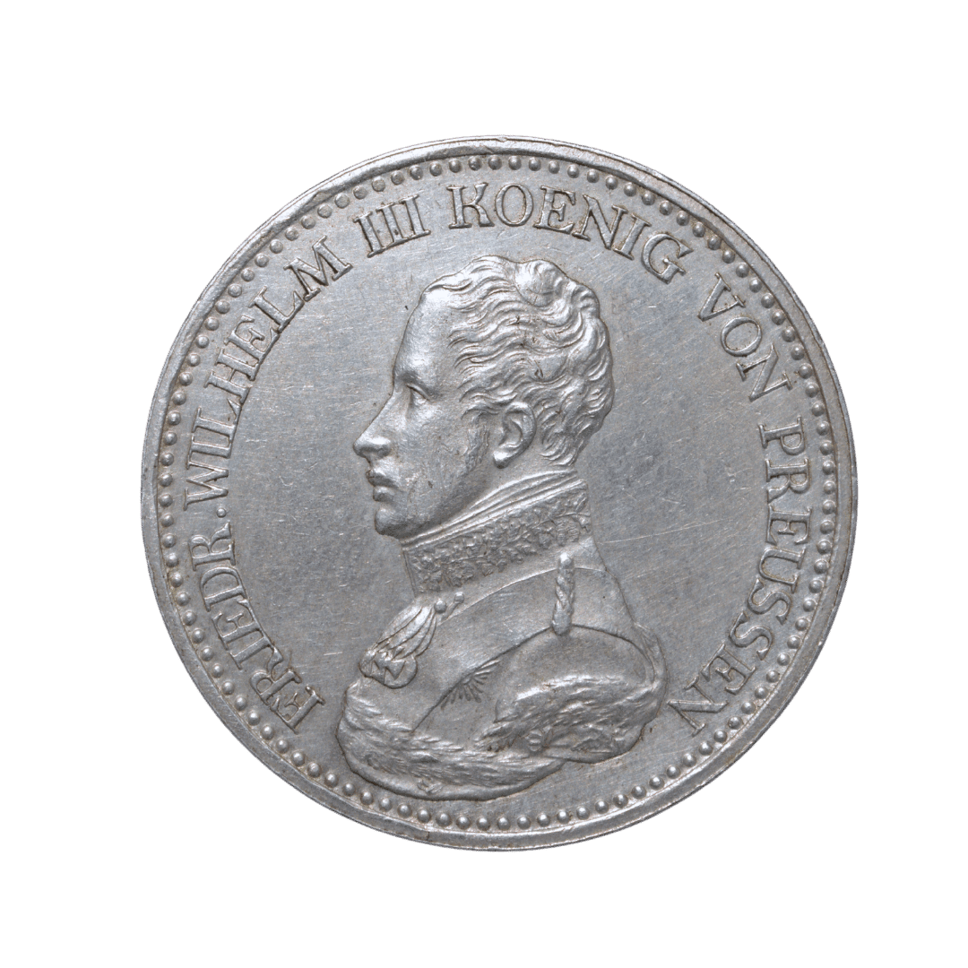 Страна / Эмитент: Королевство Пруссия (Königreich Preußen)

Номинал: 1 Талер (Ein Thaler)

Год: 1822

Правитель: Фридрих Вильгельм III (Friedrich Wilhelm III, 1797–1840)

Материал: Серебро 750-й пробы

Вес нормативный: ~22.27 г

Диаметр: ~34.0 мм

Монетный двор: Берлин (обозначение A)

Тираж: ~2 524 000 шт.

Референсы: KM# 389, AKS #15, Davenport #756, Olding #33

Описание внешнего вида и легенд
Аверс: Бюст короля Фридриха Вильгельма III в мундире, обращенный влево. По кругу идёт легенда: FRIEDR. WILHELM III KOENIG VON PREUSSEN (Фридрих Вильгельм III, король Пруссии).

Реверс: Прусский коронованный орёл, восседающий на военных трофеях (барабаны, пушка, знамёна и пики). Наверху расположена надпись: EIN THALER. Внизу под обрезом указан год чеканки 1822 и знак монетного двора A (Берлин).