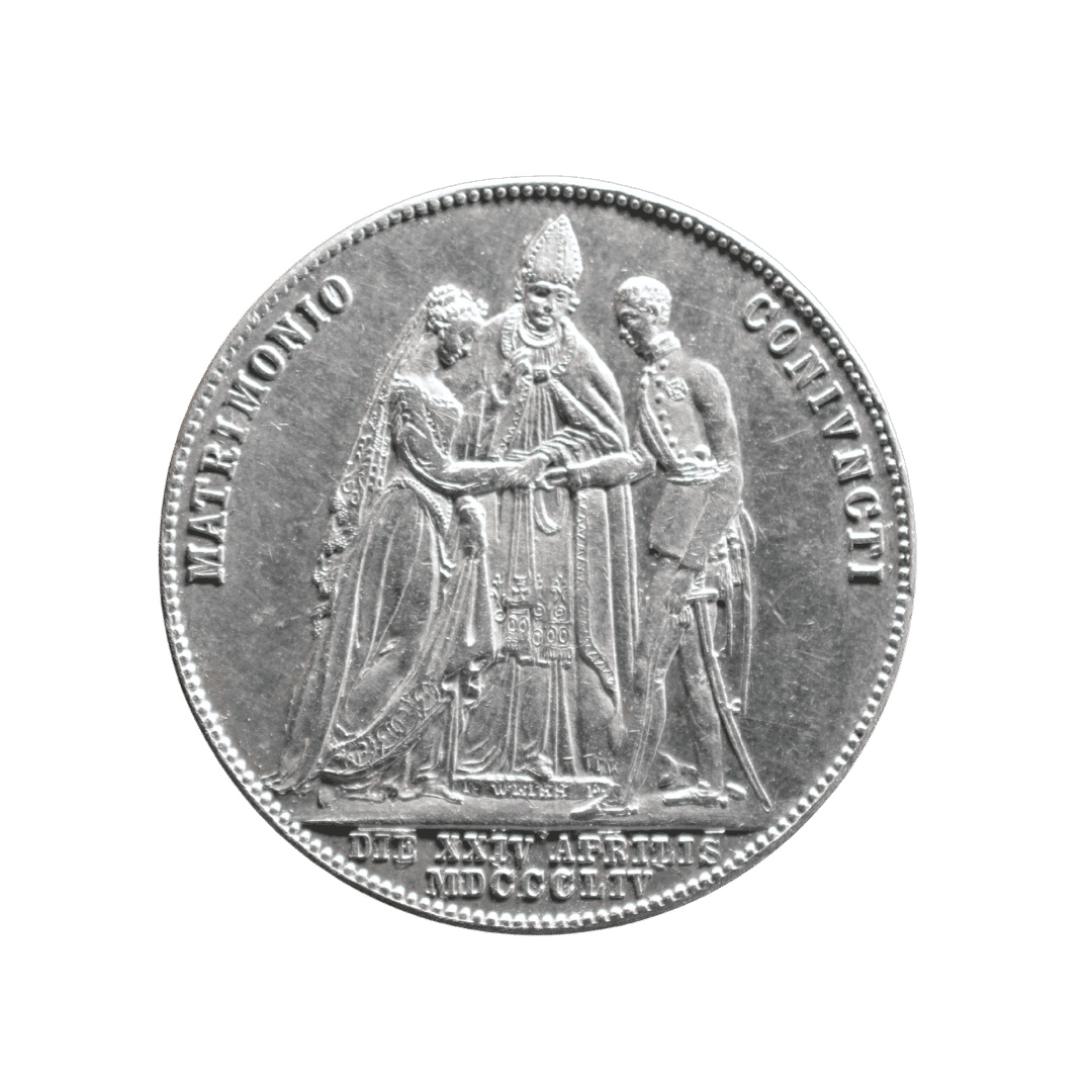 2 Gulden, 1854, Франц Иосиф I и Елизавета. МД — A = Wien (Вена) ✅
Тип: Свадебный 2 гульдена (Hochzeitstaler), Австрийская империя, серебро
Основные характеристики:
— Страна: Австрийская империя
— Номинал: 2 Gulden
— Год: 1854 (свадьба 24 апреля)
— Правитель: Франц Иосиф I и Елизавета Баварская (Сисси)
— Материал: Серебро 900/1000
— Вес: ~25.9 г
— Диаметр: 36 мм
— Монетный двор: A = Wien
— Тираж: Не уверен
На что обратить внимание:
Памятная монета на свадьбу Франца Иосифа и Сисси. Сцена венчания с епископом. Гурт: ZWEI GULDEN XII EINE F.W.M. — фото 2