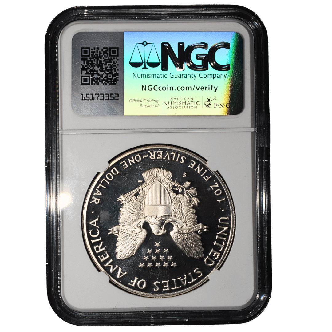 United States 1 Dollar 1987 S NGC PF66 Ultra Cameo

Назва:
1 долар — American Silver Eagle 1987-S, NGC PF 66 ULTRA CAMEO

Опис:
Срібний американський Silver Eagle 1987 року у спеціальному виконанні Proof. На аверсі — Walking Liberty, на реверсі — гербовий орел США.

Характеристики:

* Держава: США
* Номінал: 1 долар
* Рік: 1987
* Монетний двір: Сан-Франциско, S
* Метал: срібло (999 проба)
* Вага: 31,10 г
* Діаметр: 40,60 мм
* Тираж Proof: 904 732 шт.
* Виконання: Proof
* Грейдинг: NGC PF 66 ULTRA CAMEO
* Напис: LIBERTY (Свобода)
* Напис: IN GOD WE TRUST (На Бога ми покладаємося)
* Реверс: UNITED STATES OF AMERICA — ONE DOLLAR (Сполучені Штати Америки — один долар)
* Гурт: рифлений

Примітка:
Випуск 1987-S має досить великий тираж 904 732 екземпляри, тому сама монета не є рідкісною. Цей екземпляр цікавий сертифікацією NGC PF 66 ULTRA CAMEO. — фото 2