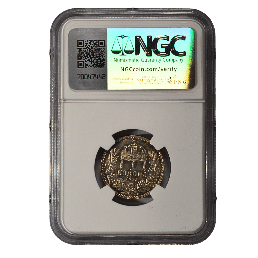 Hungary 1 Korona 1915 KB NGC MS65

1 корона 1915 KB — Франц Йосиф I

Опис:
Срібна монета Угорського королівства із портретом Франца Йосифа I. На реверсі — Свята корона Угорщини в орнаментальному вінку.

Характеристики:

* Країна: Угорщина
* Держава: Угорське королівство
* Номінал: 1 корона
* Рік: 1915
* Монетний двір: Кремниця
* Позначення: KB
* Метал: срібло (835)
* Вага: 5,00 г
* Діаметр: 23 мм
* Тираж: 3 934 000 шт.
* Грейд: NGC MS 65
* NGC Population MS 65: не підтверджено

Написи:
FERENCZ JÓZSEF I K. A. CS. ÉS M. H. S. D. O. AP. KIR. K. B. — титулатура Франца Йосифа I.
1 KORONA 1915 — «1 корона 1915».
BIZALMAM AZ ŐSI ERÉNYBEN — «Я довіряю давній чесноті».

Примітка:
Тираж випуску 1915 KB становить 3 934 000 шт. Монетний двір — Кремниця (KB).  

Щодо Population MS 65: NGC підтверджує цей тип і має зафіксовані продажі монет у MS65, але актуальне число саме NGC MS65 Population у доступному Census зараз не відображається. Тому, як ми домовилися, цифру не вигадую. — фото 2