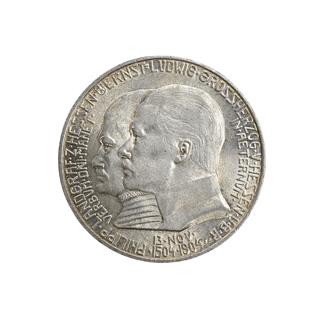 НАЗВА

2 марки — Філіпп Великий, 1904

ОПИС

Пам’ятна срібна монета Великого герцогства Гессен, випущена до 400-річчя від дня народження Філіппа Великого. На аверсі — сполучені портрети Філіппа I та великого герцога Ернста Людвіга.  

ХАРАКТЕРИСТИКИ

* Номінал: 2 марки
* Рік: 1904
* Монетний двір: A — Берлін
* Держава / емітент: Велике герцогство Гессен
* Правитель: Ернст Людвіг
* Метал: срібло (900 проба)
* Вага: 11,111 г
* Діаметр: 28 мм
* Тираж: 100 000 шт.  

Написи:

PHILIPP LANDGRAF Z. HESSEN · ERNST LUDWIG GROSSHERZOG V. HESSEN U. B. R.
(Філіпп, ландграф Гессенський; Ернст Людвіг, великий герцог Гессенський і Рейнський)

VERBUM DNI MANET IN AETERNUM
(Слово Господнє перебуває повік)

DEUTSCHES REICH 1904 · ZWEI MARK
(Німецька імперія 1904 · Дві марки)  

ПРИМІТКА

Пам’ятний випуск до 400-річчя від дня народження Філіппа Великого. Для 1904 року також існує Proof-випуск тиражем 2 250 шт.